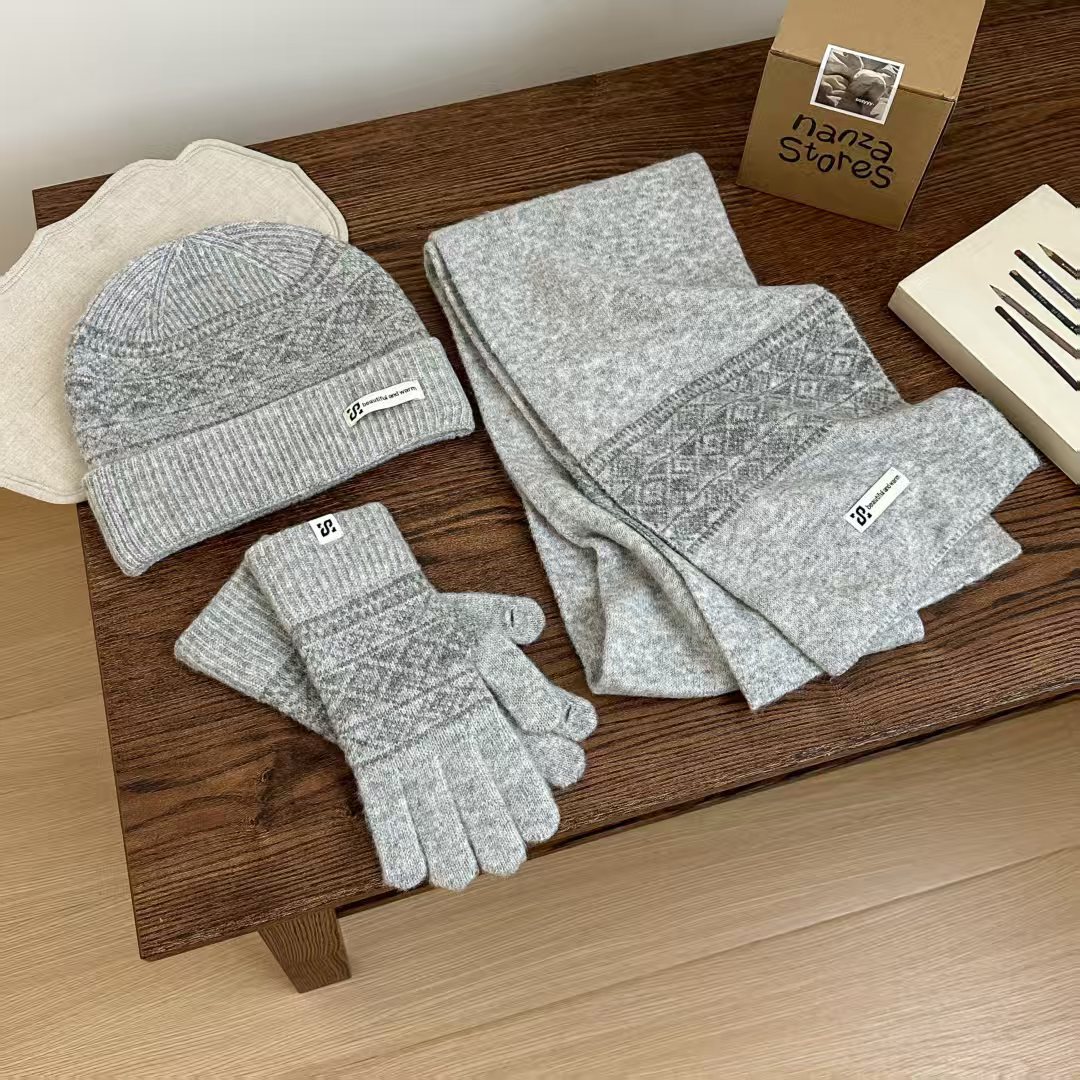 新款针织帽女三件套手套帽子围巾