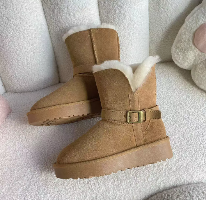 翻口中筒雪地靴女冬季新款皮扣骑士加绒加厚棉鞋羊皮毛一体长筒靴