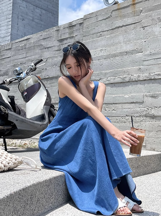 Blue Mist Romance French-style Denim Dress for Women, Summer, Niche Design, Waist-cinching, Elegant Spaghetti Strap Long Dress