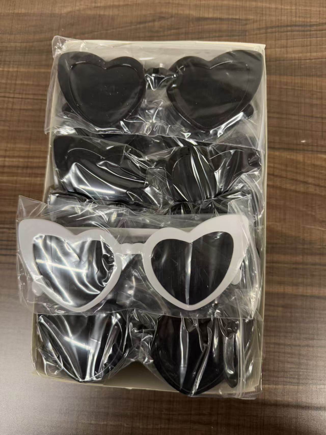 20 accessory birthday heart-shaped party glasses;  Colorful carnival theme heart-shaped glasses; Transparent and frameless candy-colored heart-shaped fashionable glasses. It is very suitable for wearing on festivals and parties, and can also be used as a gift for parties.