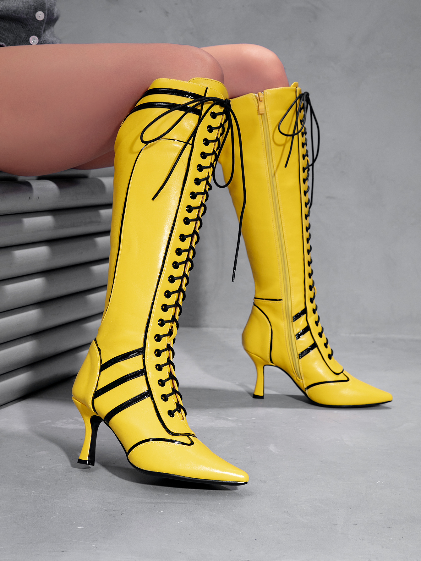Pointed-toe, fashionable lace-up black-and-white contrast-design women’s knee-high boots. Perfect for Christmas and New Year’s dinners, parties, date nights, and spring casual wear; ideal for biker-style looks and cool girl outfits. Suitable for spring and summer, vacation styling