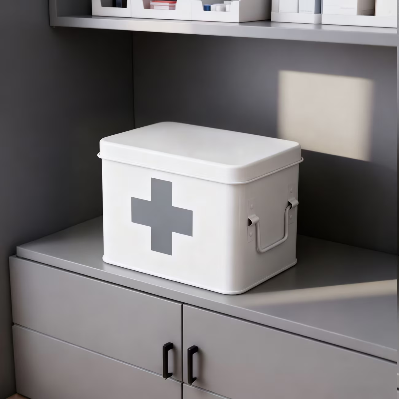 Metal medicine box first aid storage box, retro flip portable medicine box, home, office, travel medicine sorting box