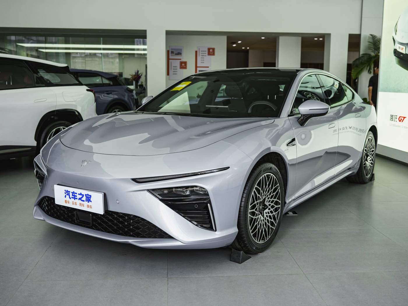 哪吒S 2024款 纯电520km 后驱Lite版 FOB宁波，最小起订量：3-4 件（一个40 英尺高柜集装箱）（可混合包装），新车