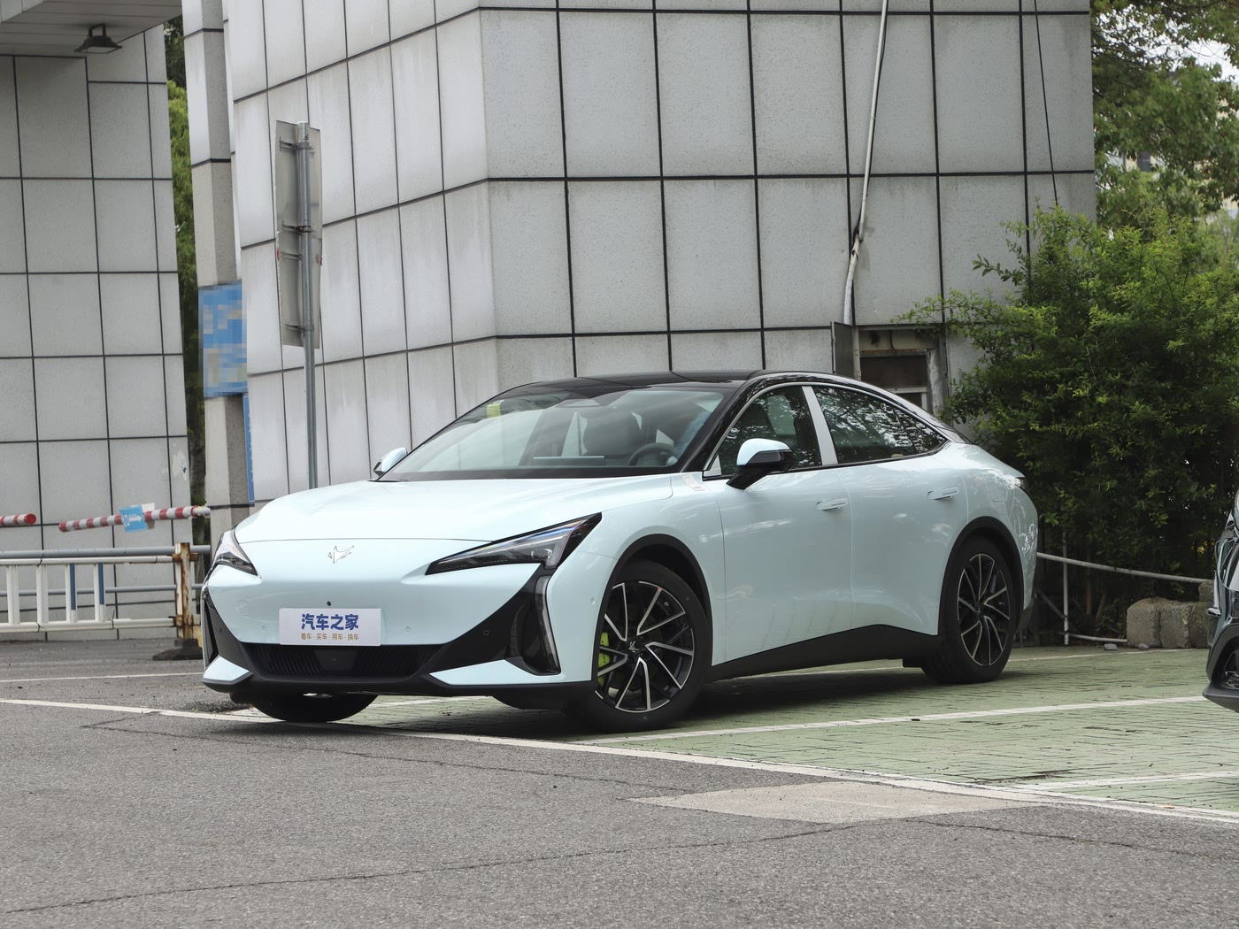 ARCFOX阿尔法S5-2025款-668MAX神行版-200kWWFOB宁波，最小起订量：3-4 件（一个40 英尺高柜集装箱）（可混合包装），新车