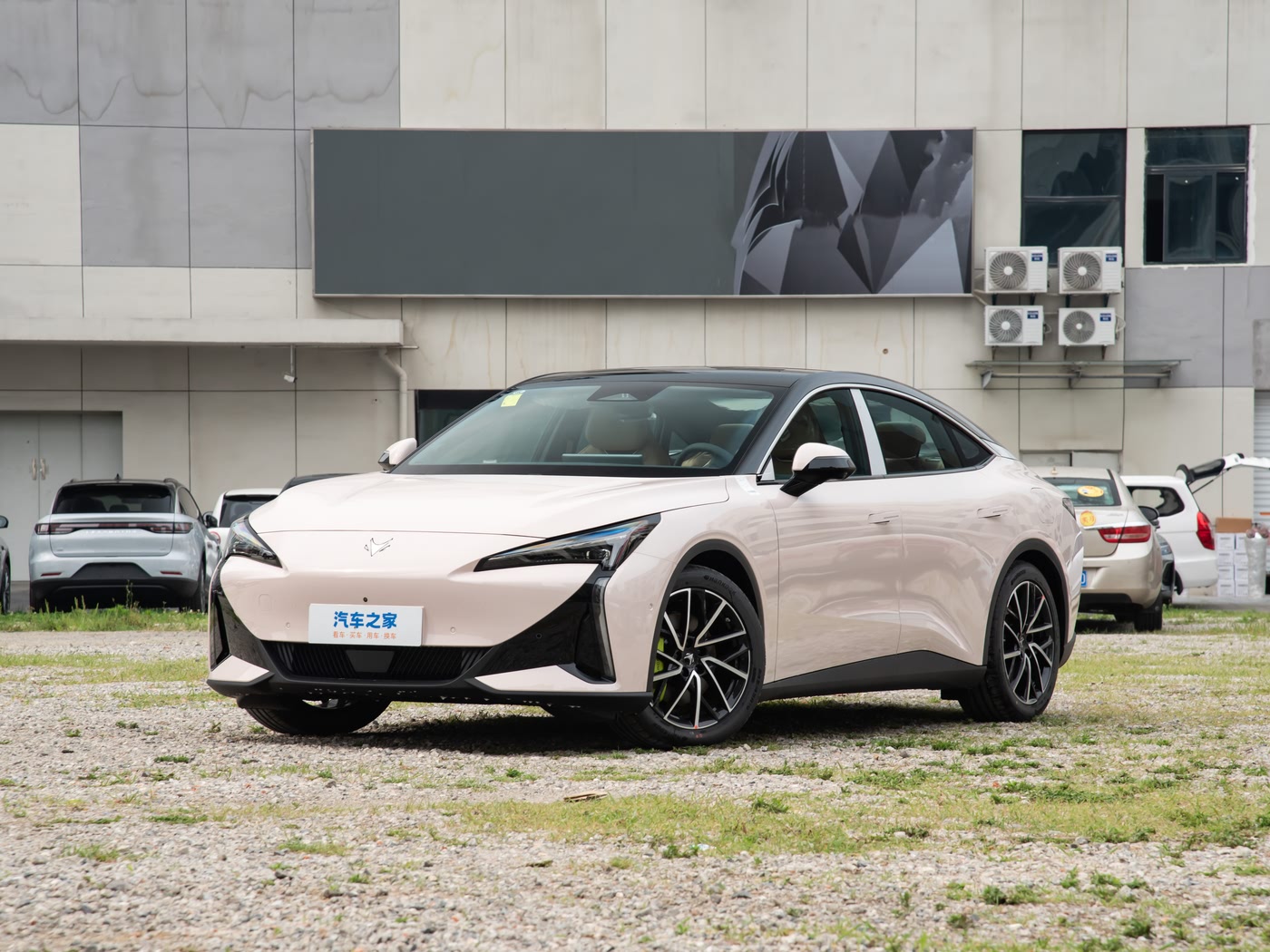 ARCFOX阿尔法S5-2025款-708MAX-200kWFOB宁波，最小起订量：3-4 件（一个40 英尺高柜集装箱）（可混合包装），新车