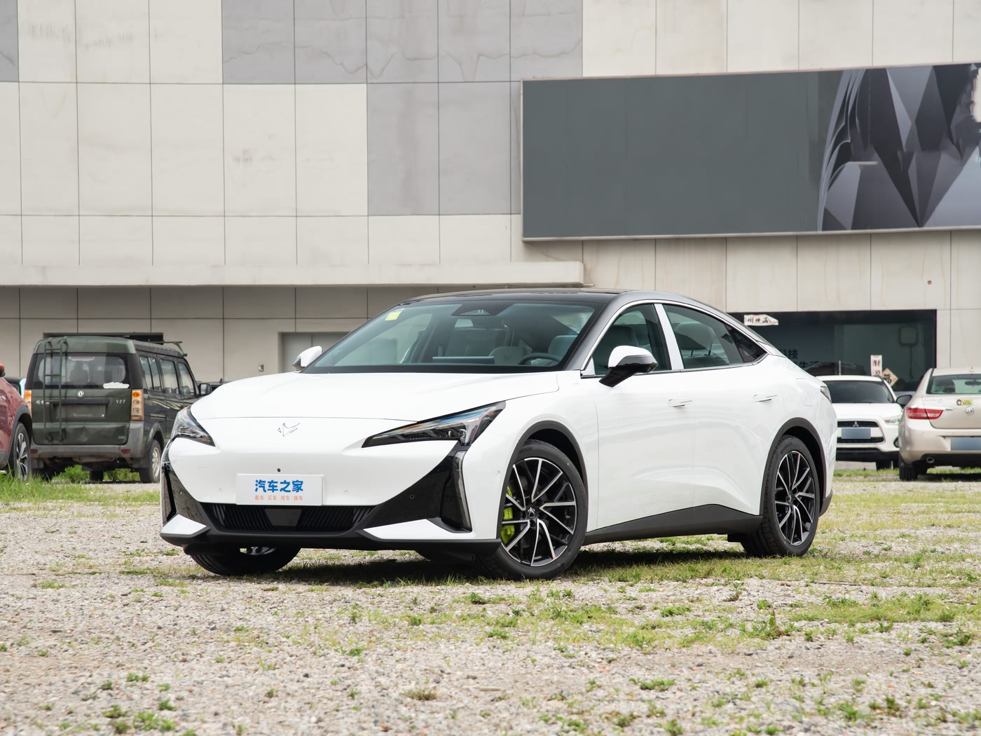 ARCFOX阿尔法S5-2025款-708MAX-200kWFOB宁波，最小起订量：3-4 件（一个40 英尺高柜集装箱）（可混合包装），新车