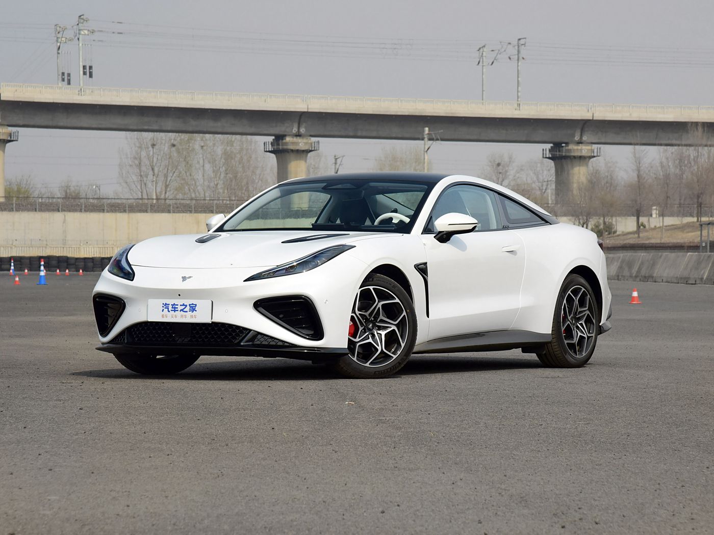 哪吒GT 2023款 纯电动 580 AWD FOB宁波，最小起订量：3-4 件（一个40 英尺高柜集装箱）（可混合包装），新车