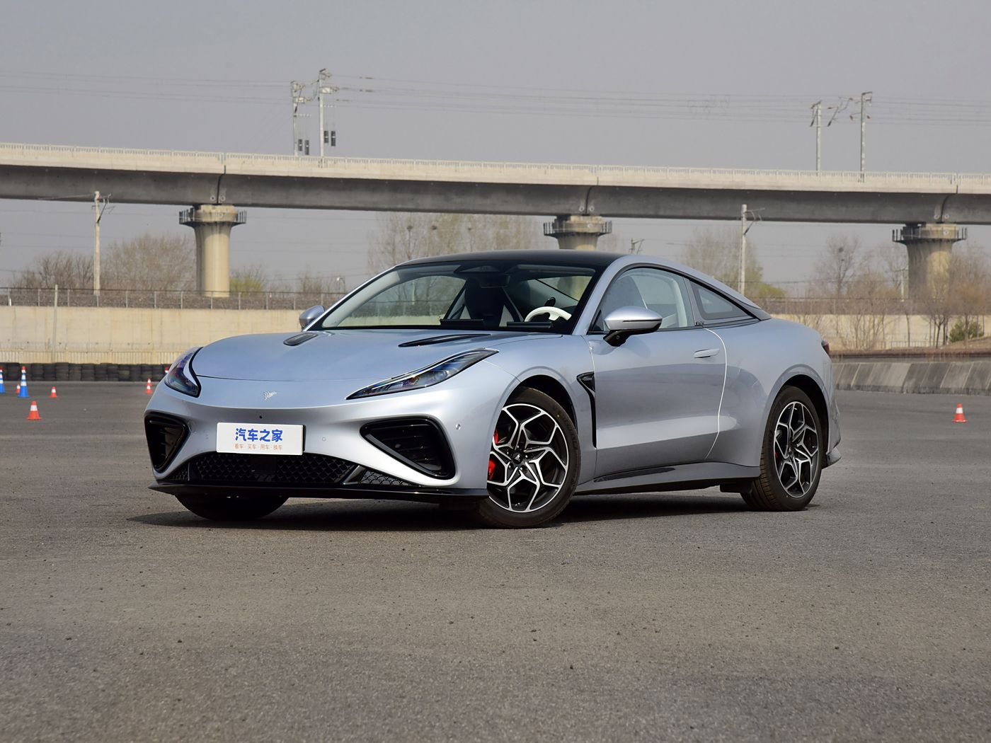 哪吒GT 2023款 纯电动 580 AWD FOB宁波，最小起订量：3-4 件（一个40 英尺高柜集装箱）（可混合包装），新车