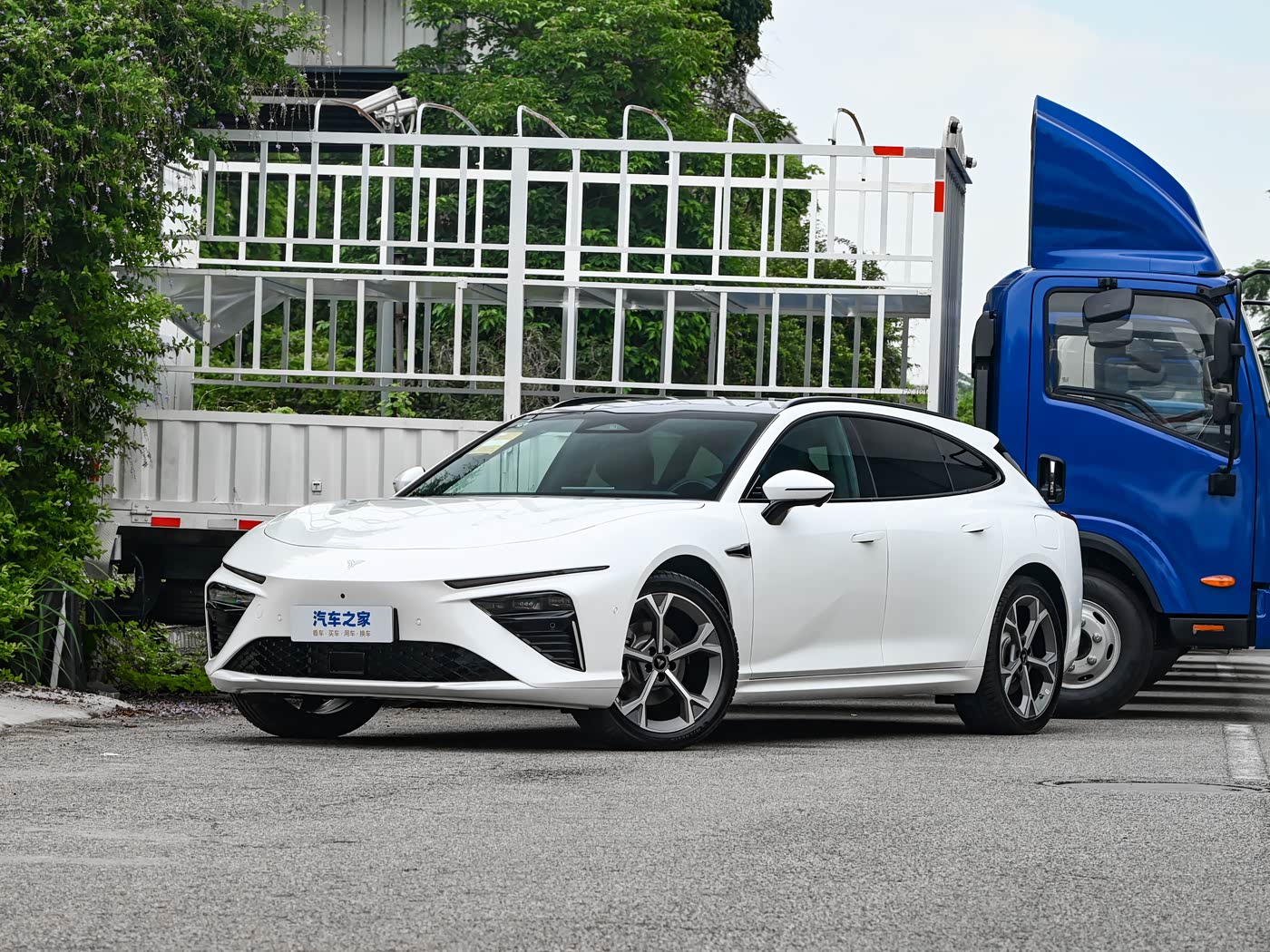 哪吒S猎装 2024款 增程300 Pro版 FOB宁波，最小起订量：3-4 件（一个40 英尺高柜集装箱）（可混合包装），新车