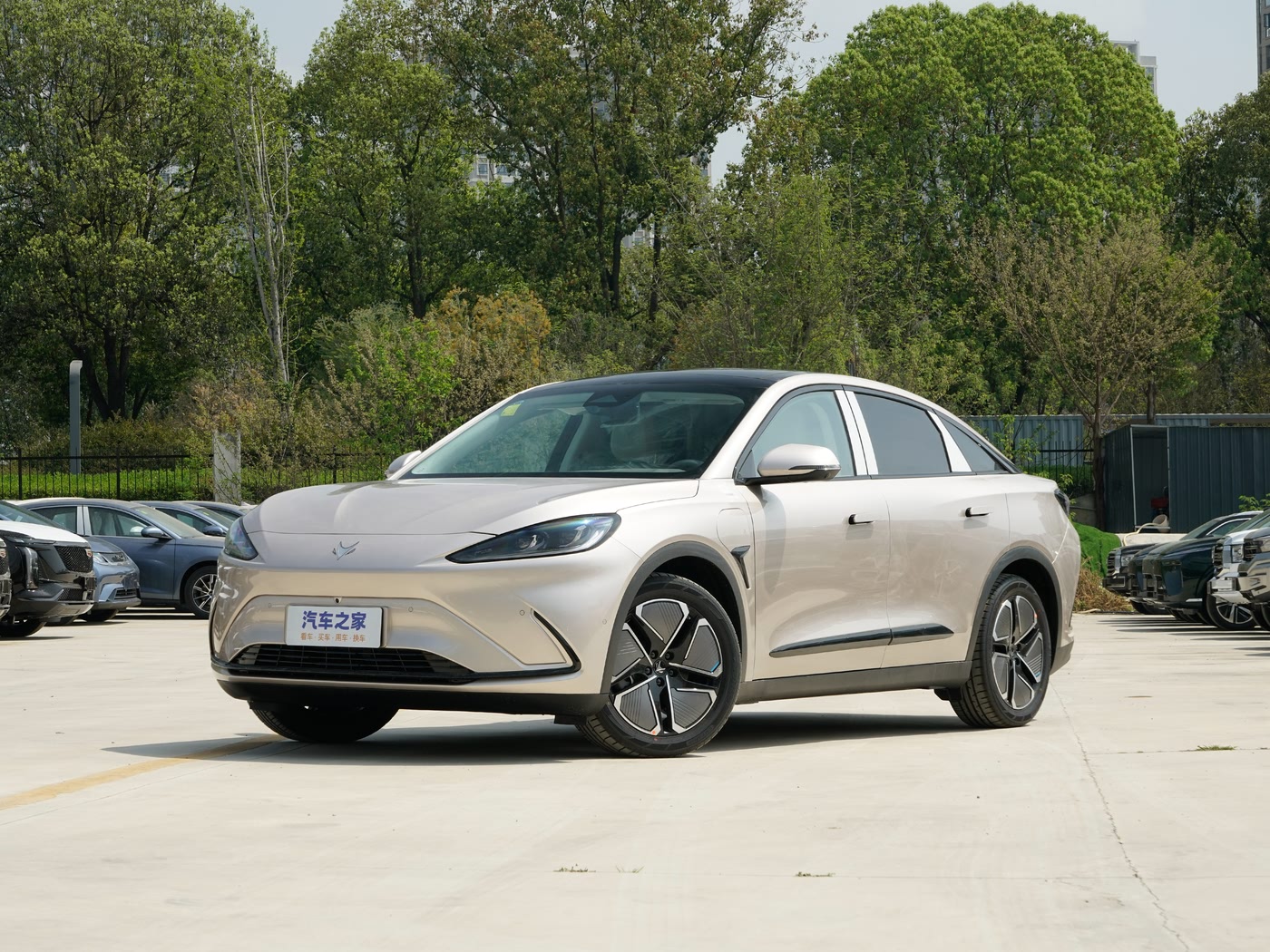 ARCFOX阿尔法S6-2025款-735MAX-175kW FOB 宁波，最小起订量：3-4 件（一个40 英尺高柜集装箱）（可混合包装），新车