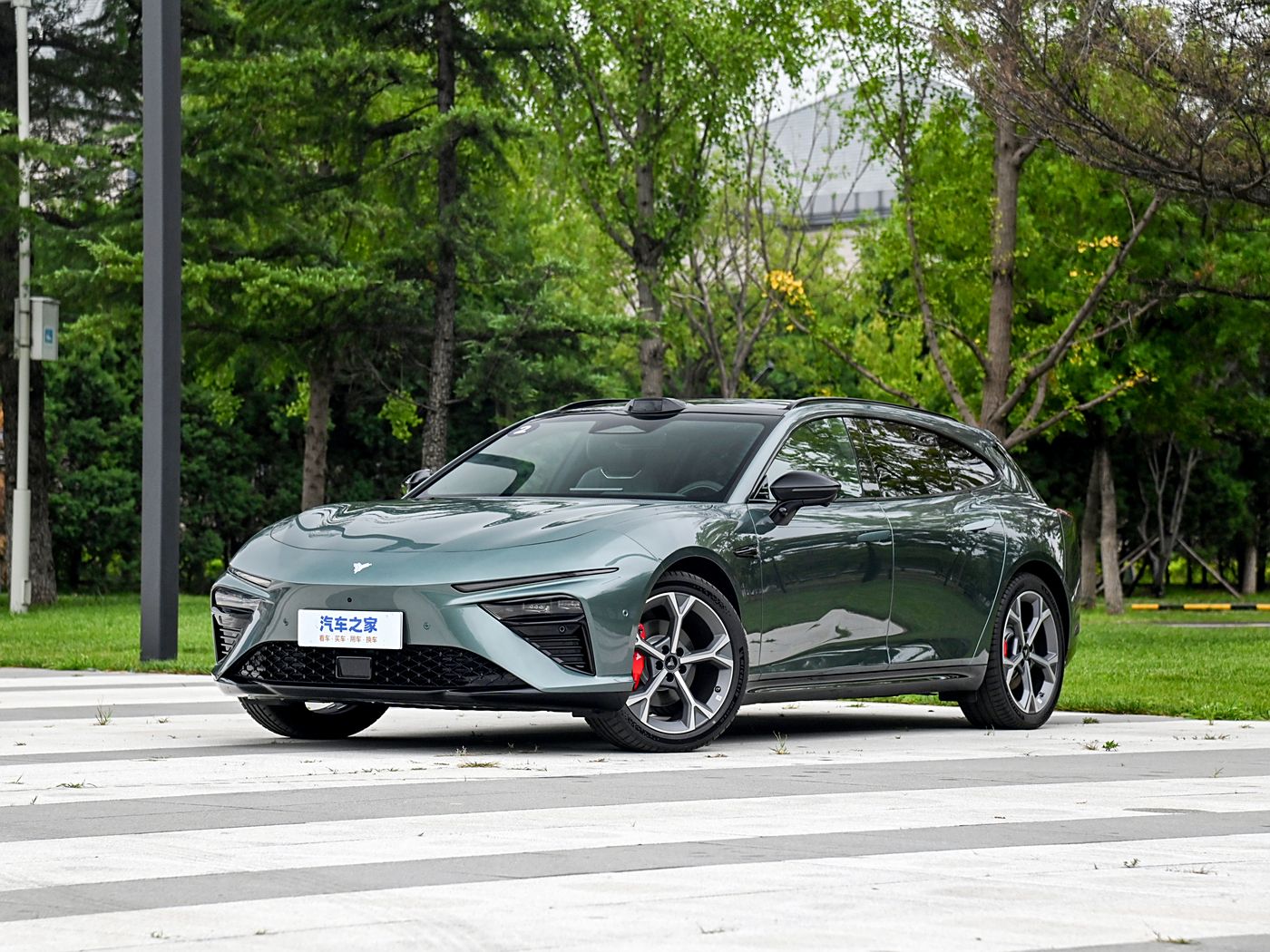 哪吒S猎装 2024款 纯电640 AWD Max版 FOB宁波，最小起订量：3-4 件（一个40 英尺高柜集装箱）（可混合包装），新车