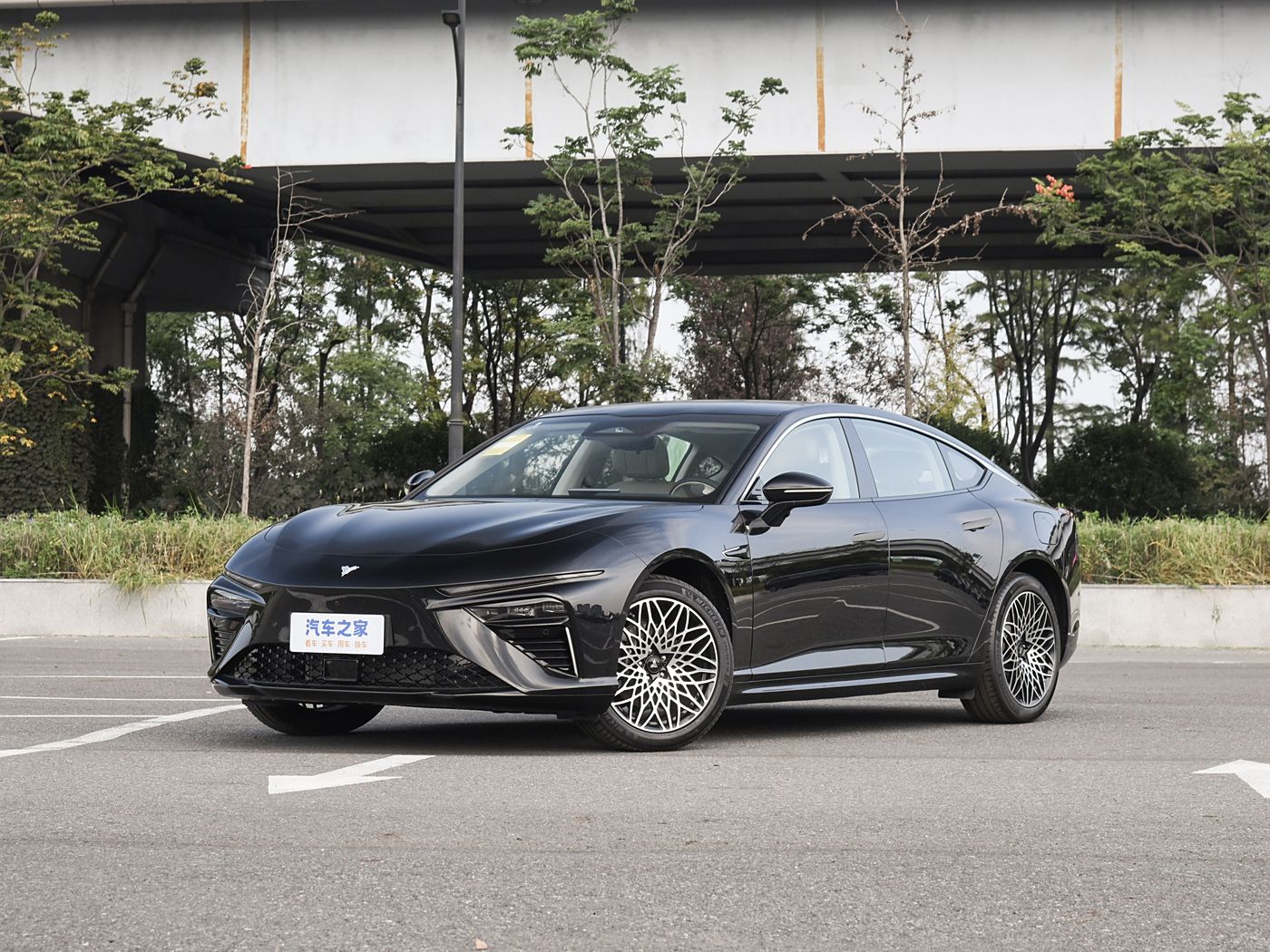 哪吒S 2024款 改款 增程1060 AR-HUD版 FOB宁波，最小起订量：3-4 件（一个40 英尺高柜集装箱）（可混合包装），新车