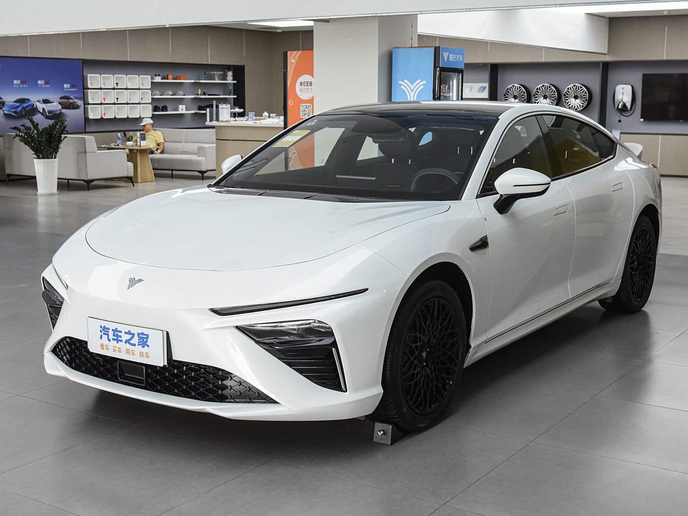 哪吒S 2024款 纯电520km 后驱尊享版 FOB宁波，最小起订量：3-4 件（一个40 英尺高柜集装箱）（可混合包装），新车