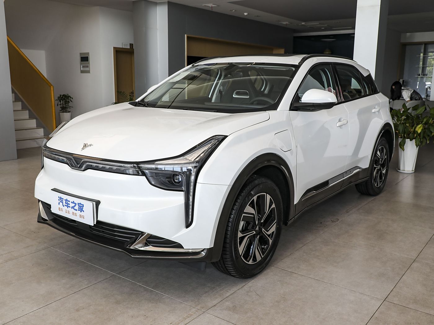 哪吒U 2023款 哪吒U-Ⅱ挑战版 400 Lite 三元锂 纯电动 FOB宁波，最小起订量：3-4 件（一个40 英尺高柜集装箱）（可混合包装），新车