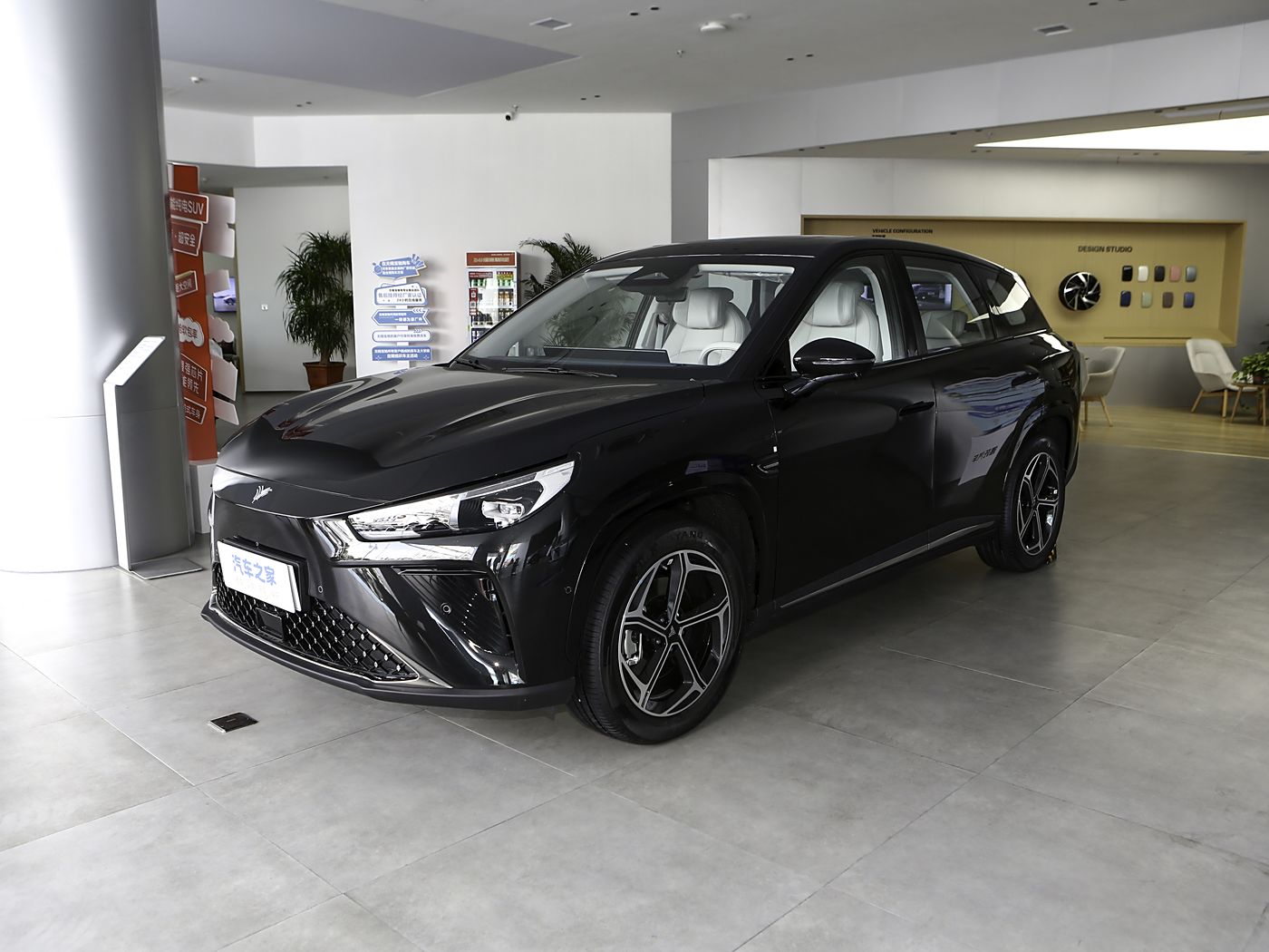 哪吒L2024款 增程 310闪充红衣版 FOB宁波，最小起订量：3-4 件（一个40 英尺高柜集装箱）（可混合包装），新车