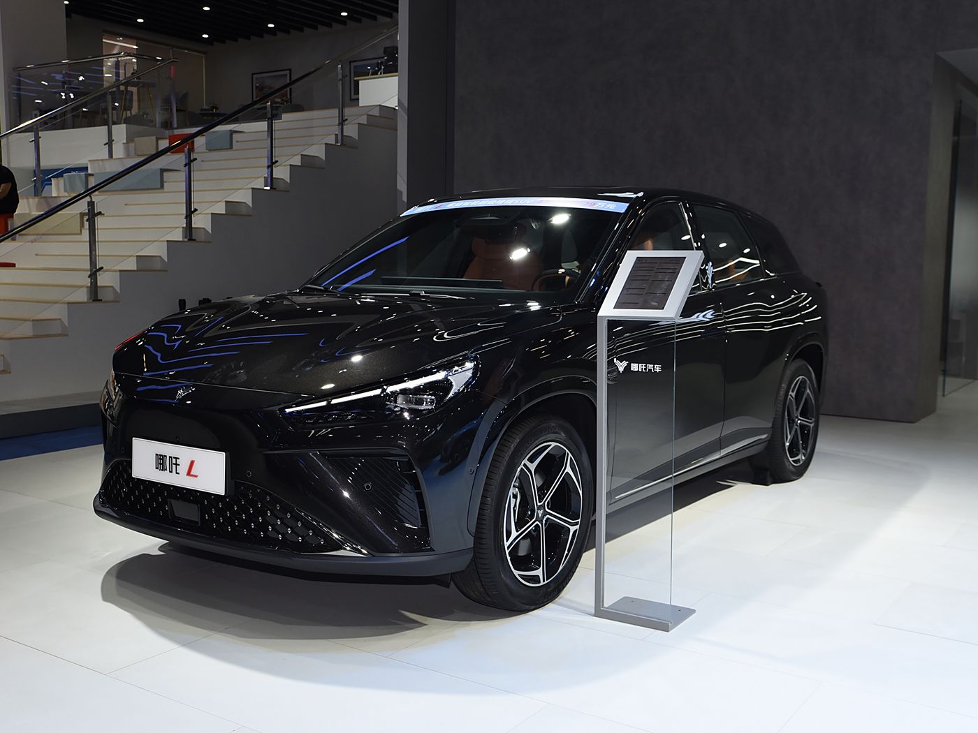 哪吒L 2024款 纯电 510闪充红衣版 FOB宁波，最小起订量：3-4 件（一个40 英尺高柜集装箱）（可混合包装），新车