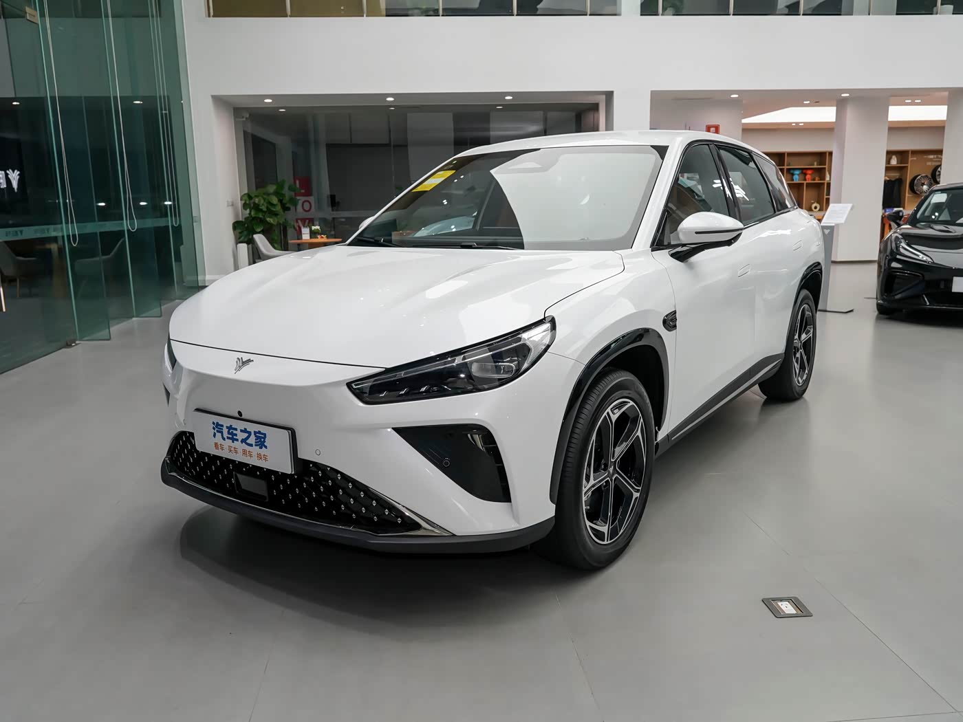 哪吒L 2024款 增程 310尊享版 FOB宁波，最小起订量：3-4 件（一个40 英尺高柜集装箱）（可混合包装），新车