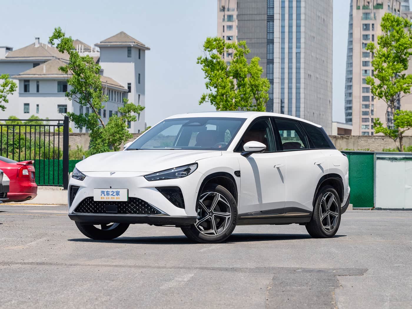 哪吒L 2024款 增程 220闪充版 FOB宁波，最小起订量：3-4 件（一个40 英尺高柜集装箱）（可混合包装），新车