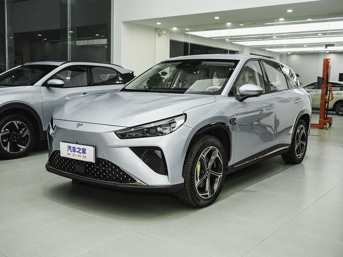 哪吒L 2024款 增程 220闪充版 FOB宁波，最小起订量：3-4 件（一个40 英尺高柜集装箱）（可混合包装），新车