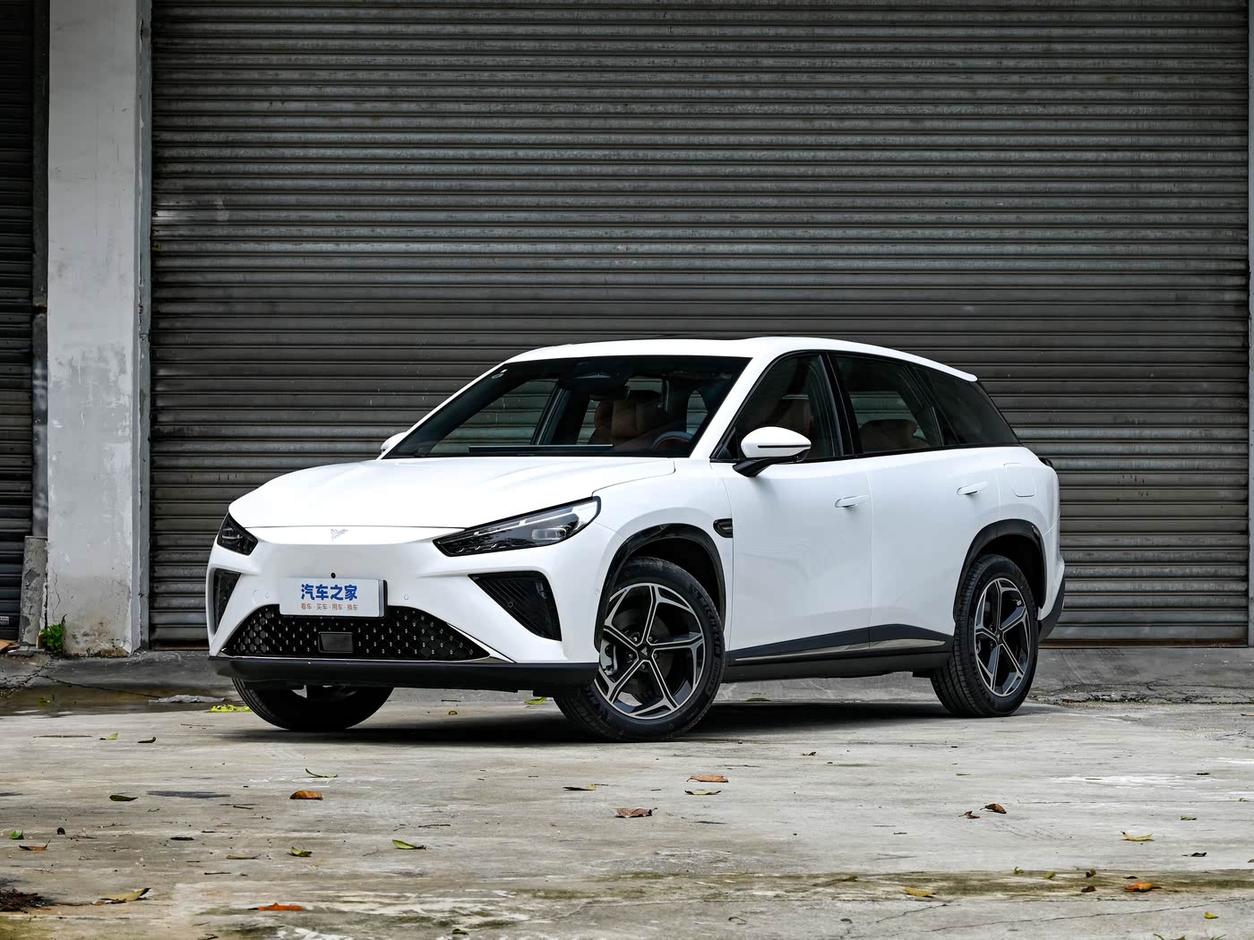 哪吒L2024款 增程 310闪充红衣版 FOB宁波，最小起订量：3-4 件（一个40 英尺高柜集装箱）（可混合包装），新车