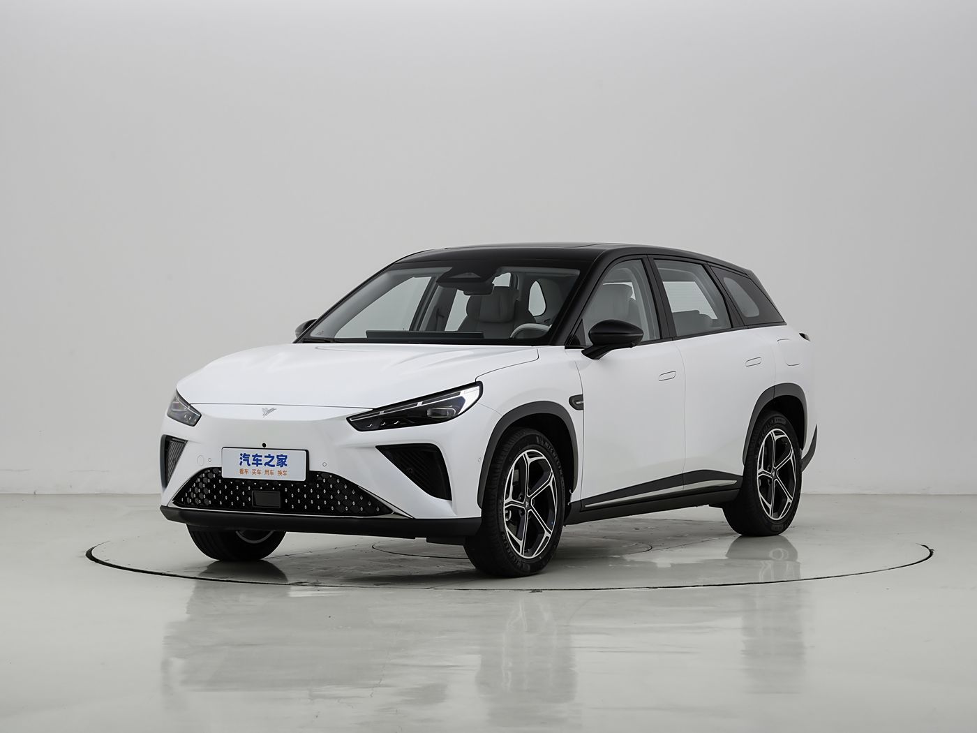 哪吒L2024款 增程 310闪充红衣版 FOB宁波，最小起订量：3-4 件（一个40 英尺高柜集装箱）（可混合包装），新车