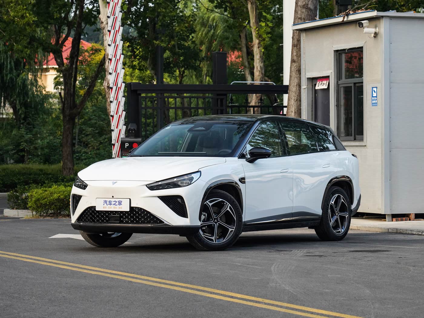 哪吒L 2024款 纯电 510闪充红衣版 FOB宁波，最小起订量：3-4 件（一个40 英尺高柜集装箱）（可混合包装），新车