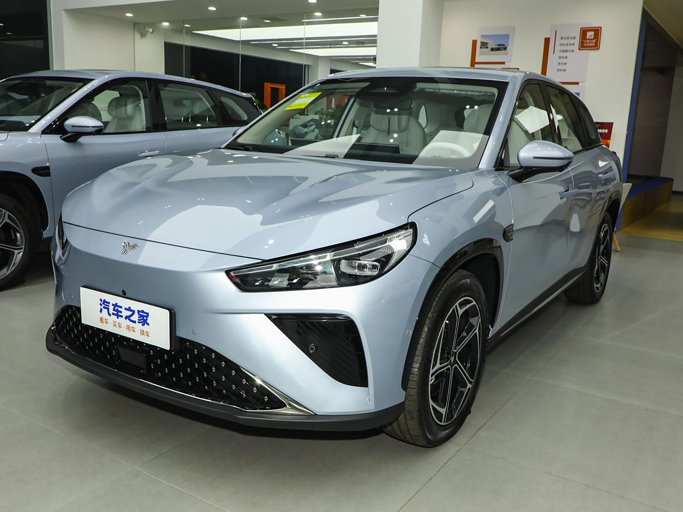 哪吒L 2024款 纯电 510闪充红衣版 FOB宁波，最小起订量：3-4 件（一个40 英尺高柜集装箱）（可混合包装），新车