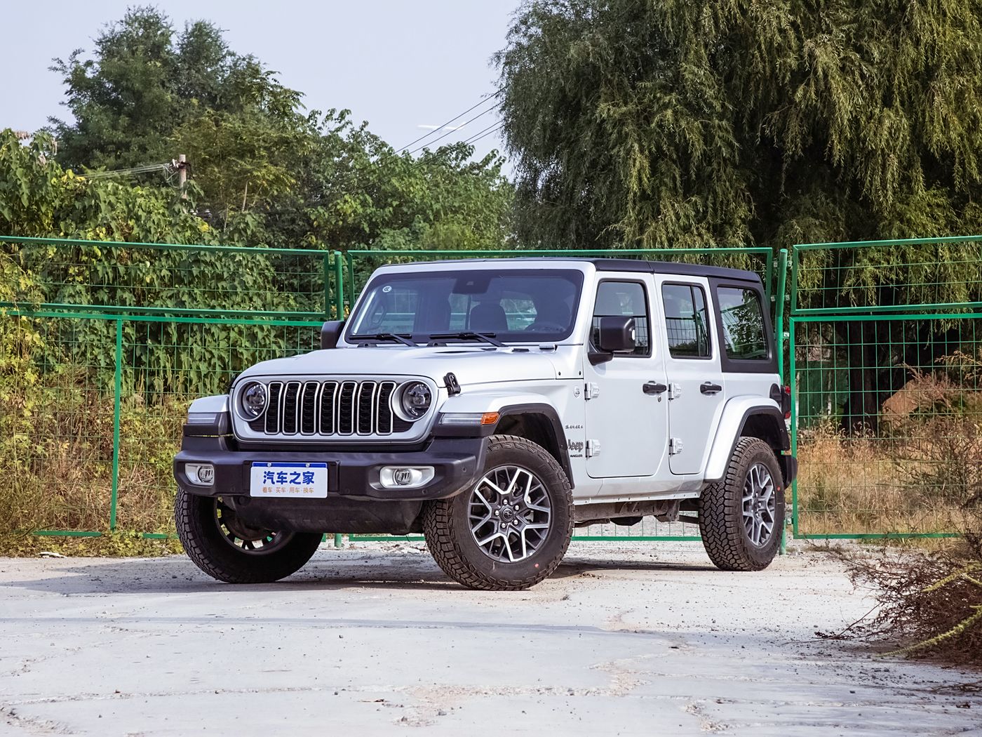 Jeep 牧马人 2024款 2.0T 撒哈拉四门版-FOB宁波，最小起订量：3-4 件（一个40 英尺高柜集装箱）（可混合包装），新车 油车