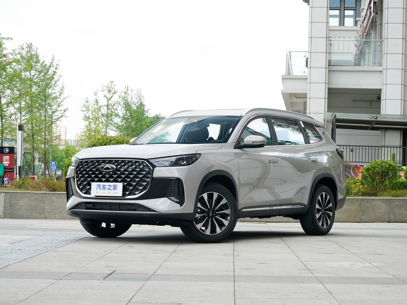 瑞虎8 PLUS 2025款 汽油290TGDI DCT乘风版7座 FOB宁波，最小起订量：3-4 件（一个40 英尺高柜集装箱）（可混合包装），新车