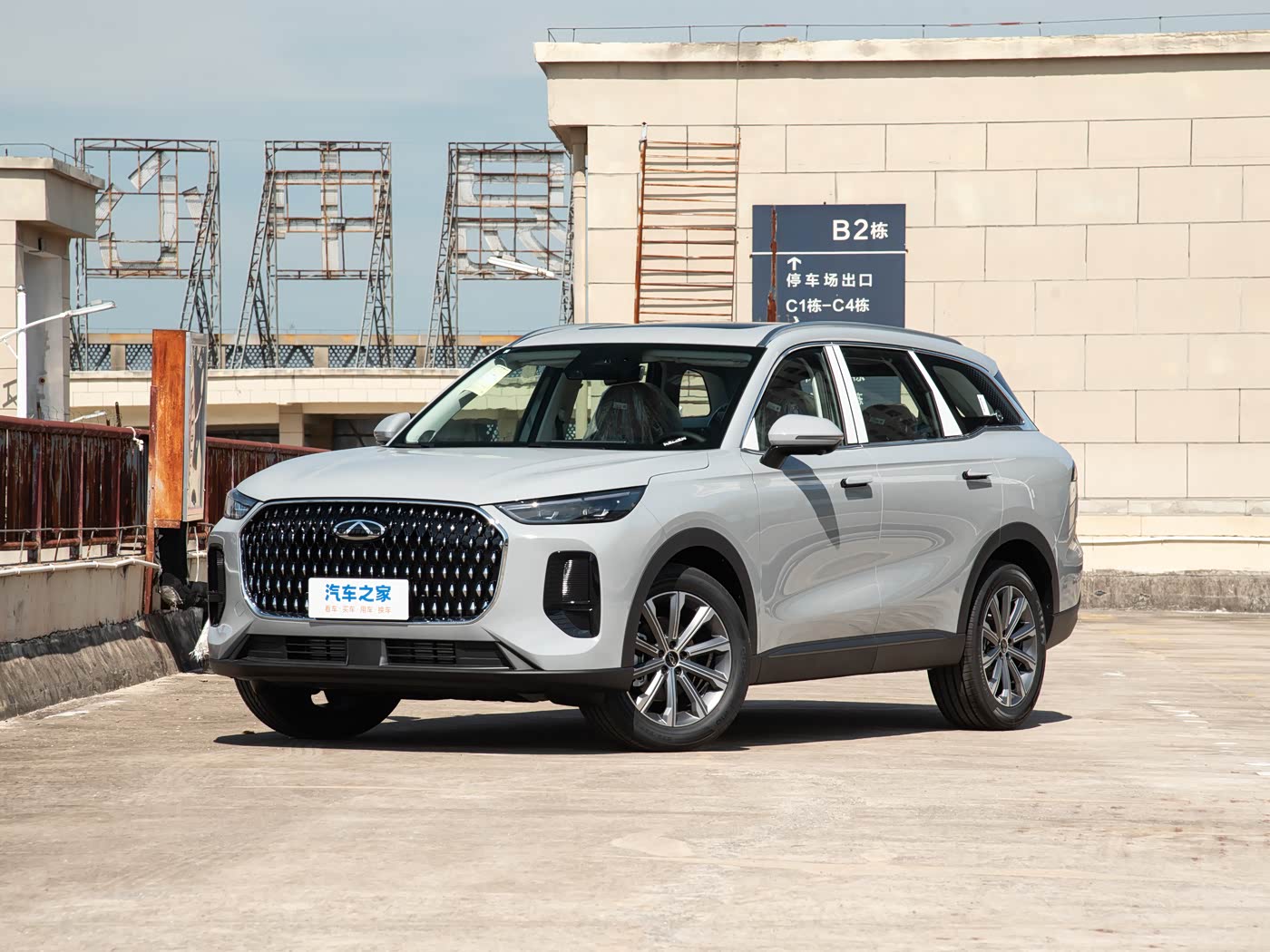 瑞虎8L 2025款 汽油 2.0T两驱长虹版 5座 FOB宁波，最小起订量：3-4 件（一个40 英尺高柜集装箱）（可混合包装），新车