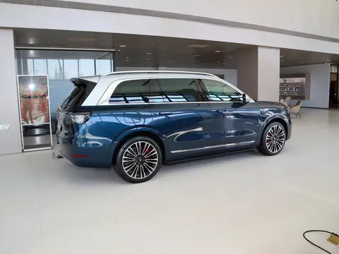 问界M9 2025款 增程 Ultra版 52kWh 6座版FOB宁波，最小起订量：3-4件（一个40英尺高柜集装箱）（可混合包装），新车