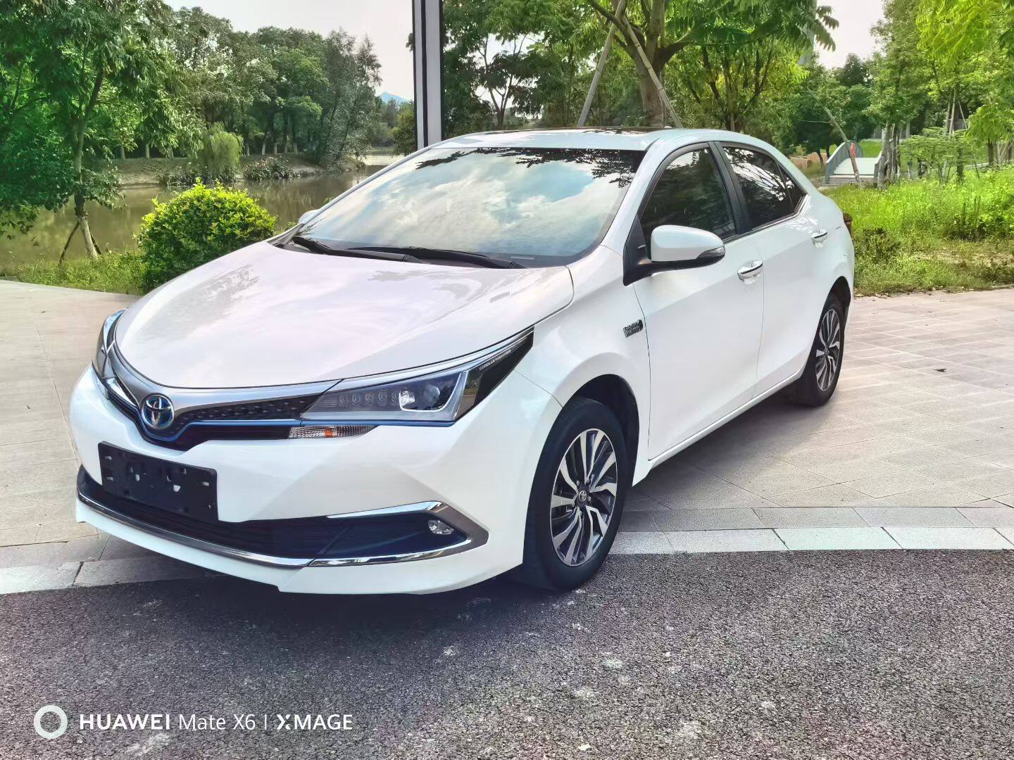 丰田卡罗拉E+版，4.5万公里里程，2020年6月上牌，白色油电混合轿车FOB宁波，最小起订量：3-4 件（每件 40 单位）（可混合包装），二手车，油电混合