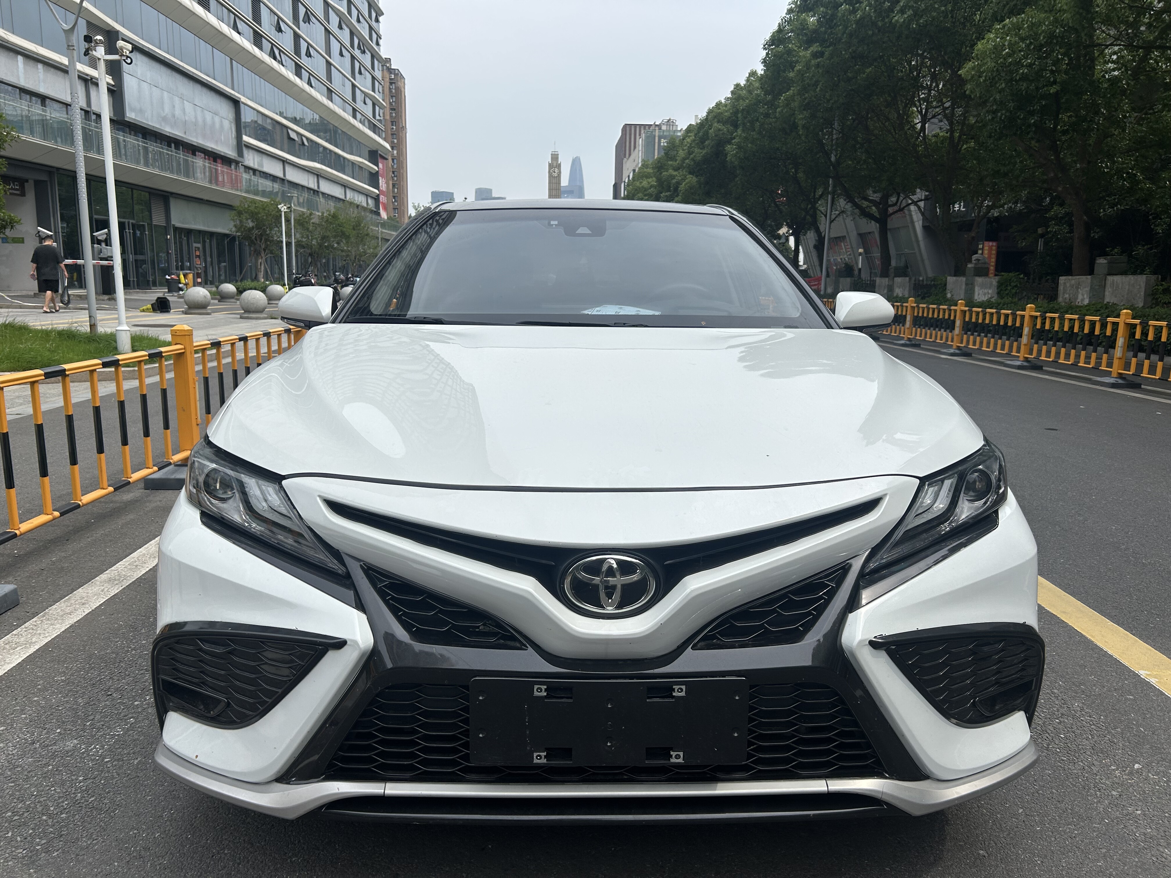 凯美瑞 2022款 2.5S 骑士版 汽油 FOB宁波，最小起订量：3-4 件（一个40 英尺高柜集装箱）（可混合包装），二手车