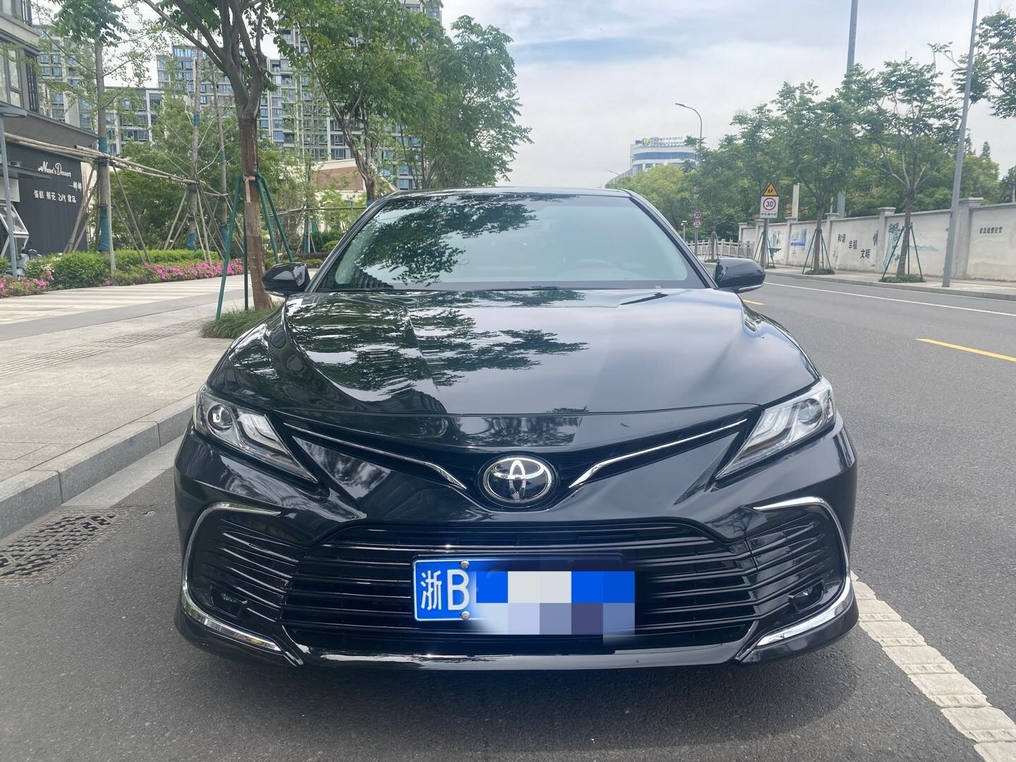 Camry 2021 2.5G Deluxe версия бензина FOB Ningbo, минимальный объем заказа: 3-4 шт (один 40-футовый высокий контейнер) (смешиваемая упаковка), подержанный автомобиль