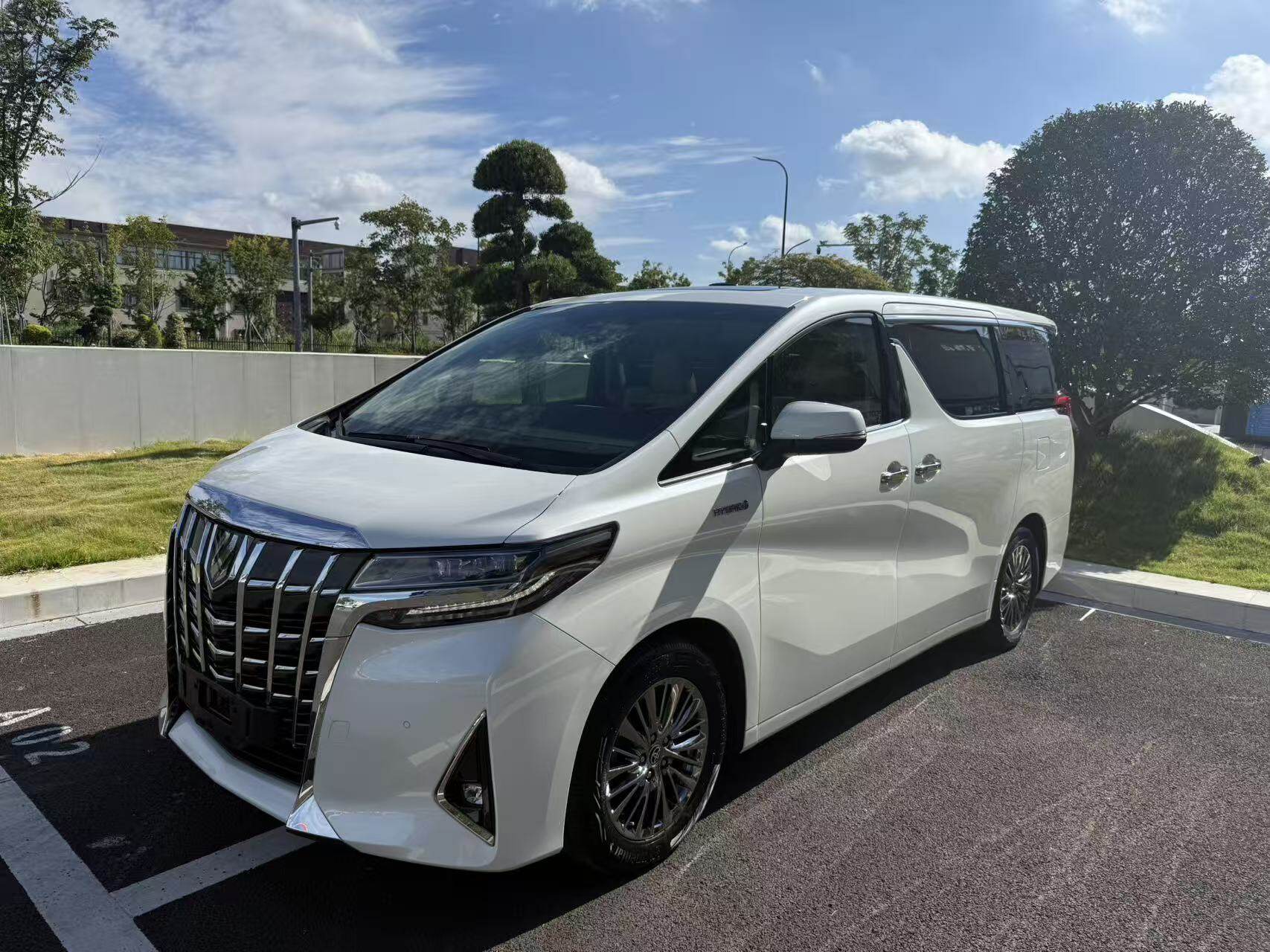 埃尔法 2019款 双擎 2.5L尊贵版 油电混合  FOB宁波，最小起订量：3-4 件（一个40 英尺高柜集装箱）（可混合包装），二手车