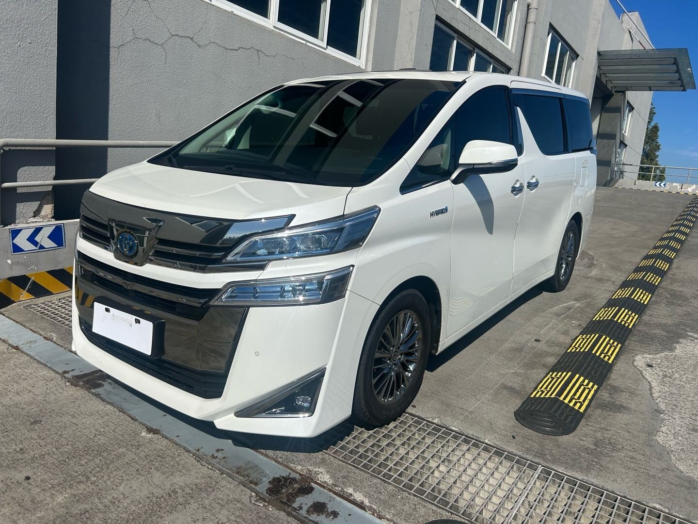 威尔法 2020款 双擎 2.5LHV豪华版 油电混合 FOB宁波，最小起订量：3-4 件（一个40 英尺高柜集装箱）（可混合包装），二手车