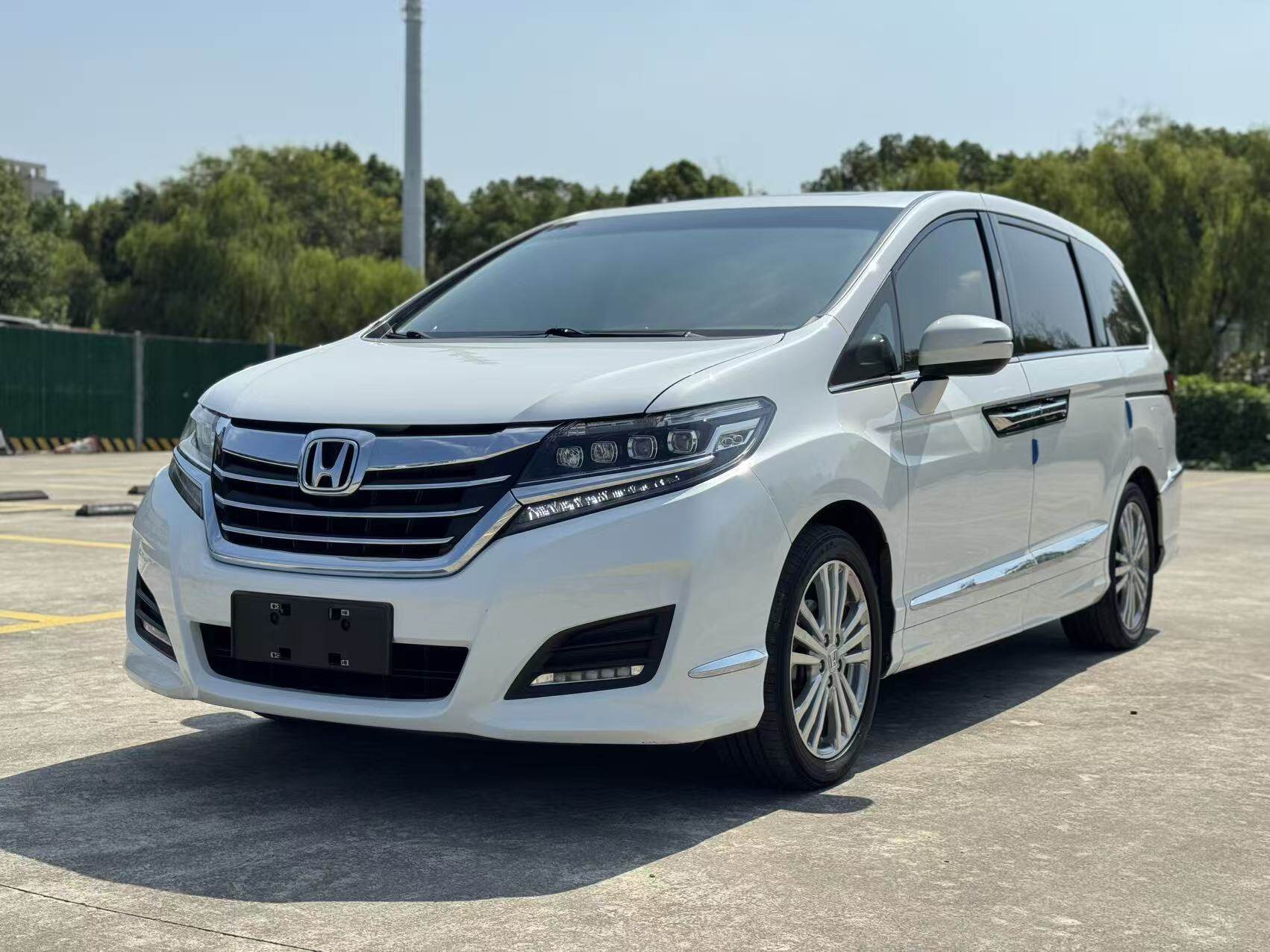 艾力绅 2016款 2.4L 豪华版 汽油 FOB宁波，最小起订量：3-4 件（一个40 英尺高柜集装箱）（可混合包装），二手车