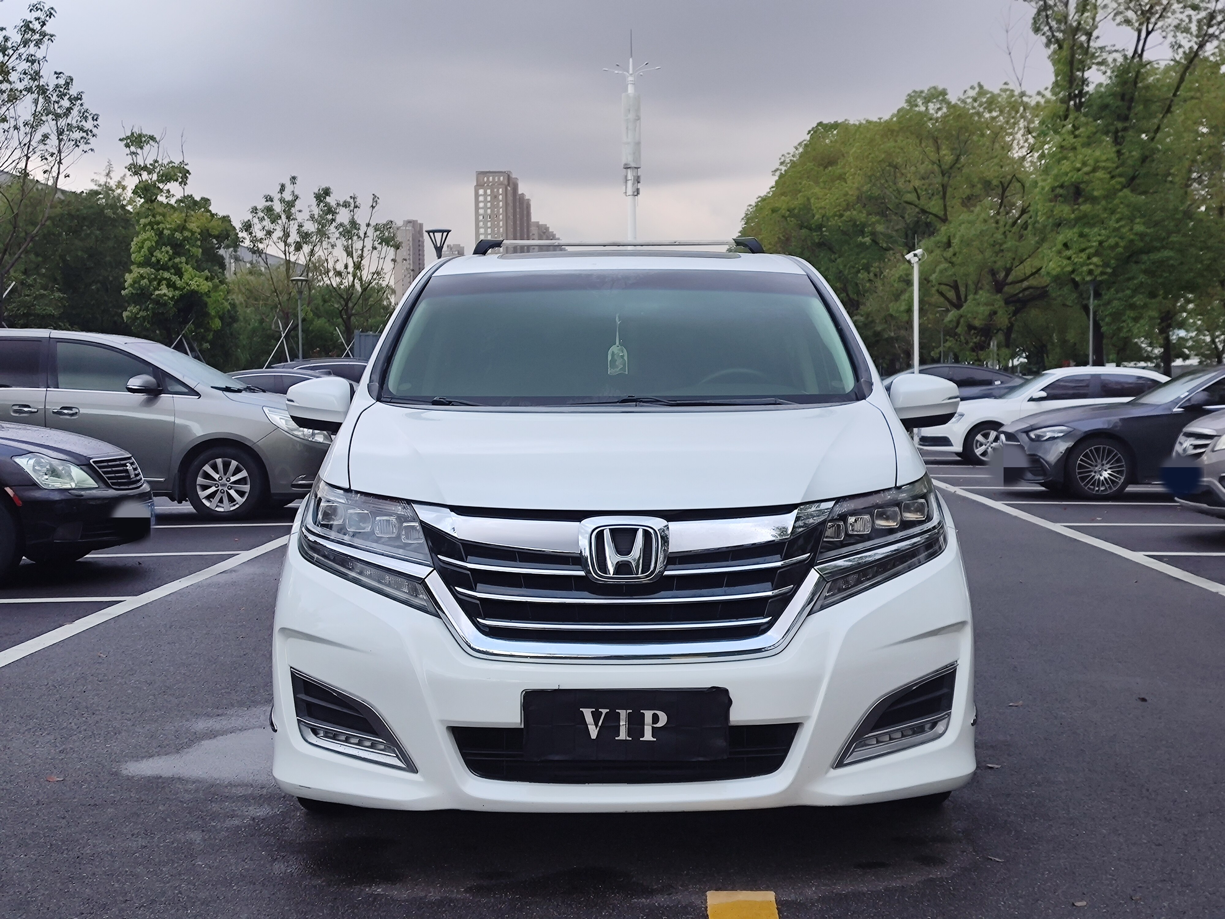 艾力绅 2016款 2.4L 豪华版 汽油 FOB宁波，最小起订量：3-4 件（一个40 英尺高柜集装箱）（可混合包装），二手车