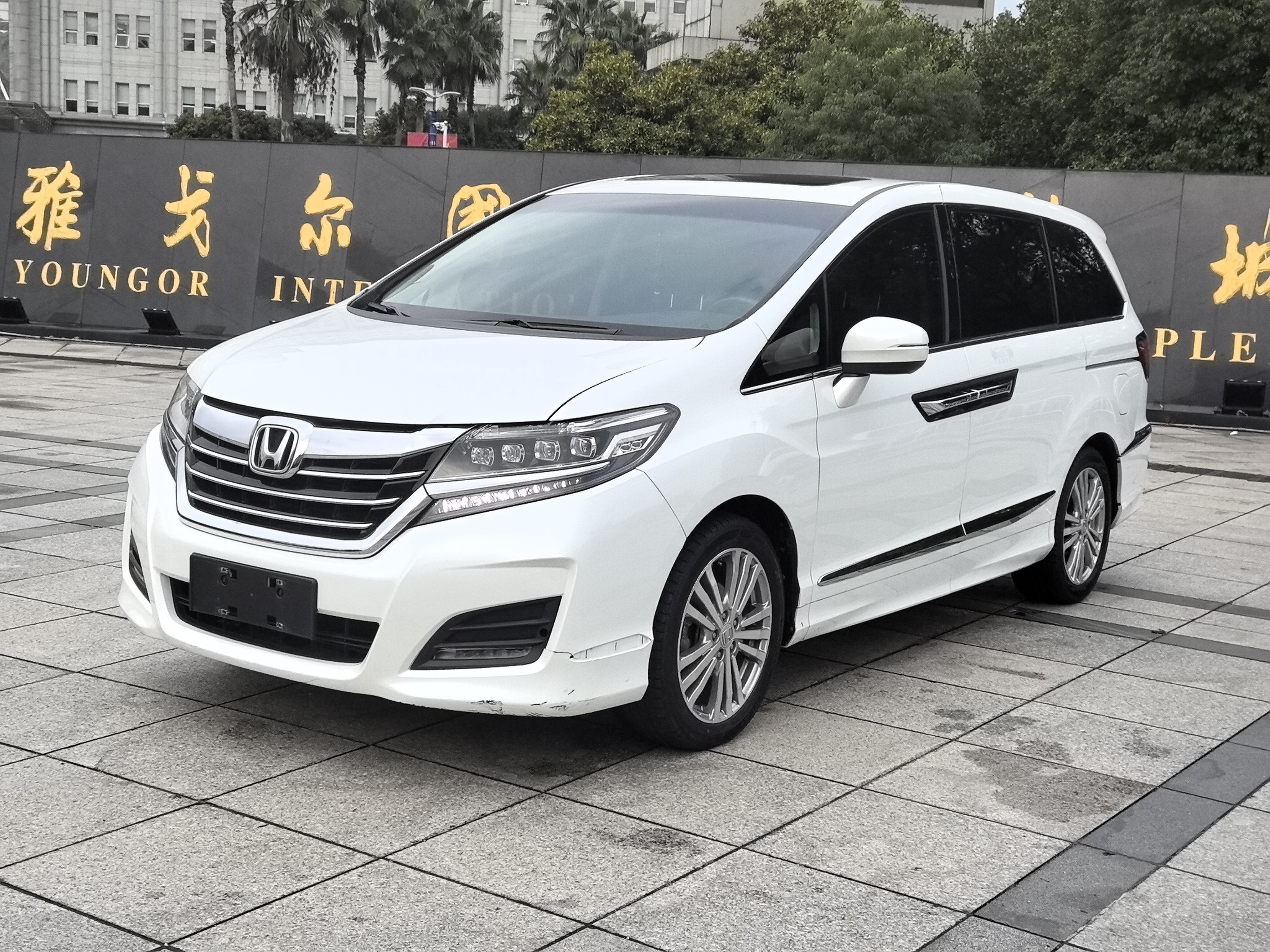 Elysion 2016 2.4L Deluxe версия бензина FOB Ningbo, минимальный объем заказа: 3-4 шт (один 40-футовый высокий контейнер) (смешиваемая упаковка), подержанный автомобиль