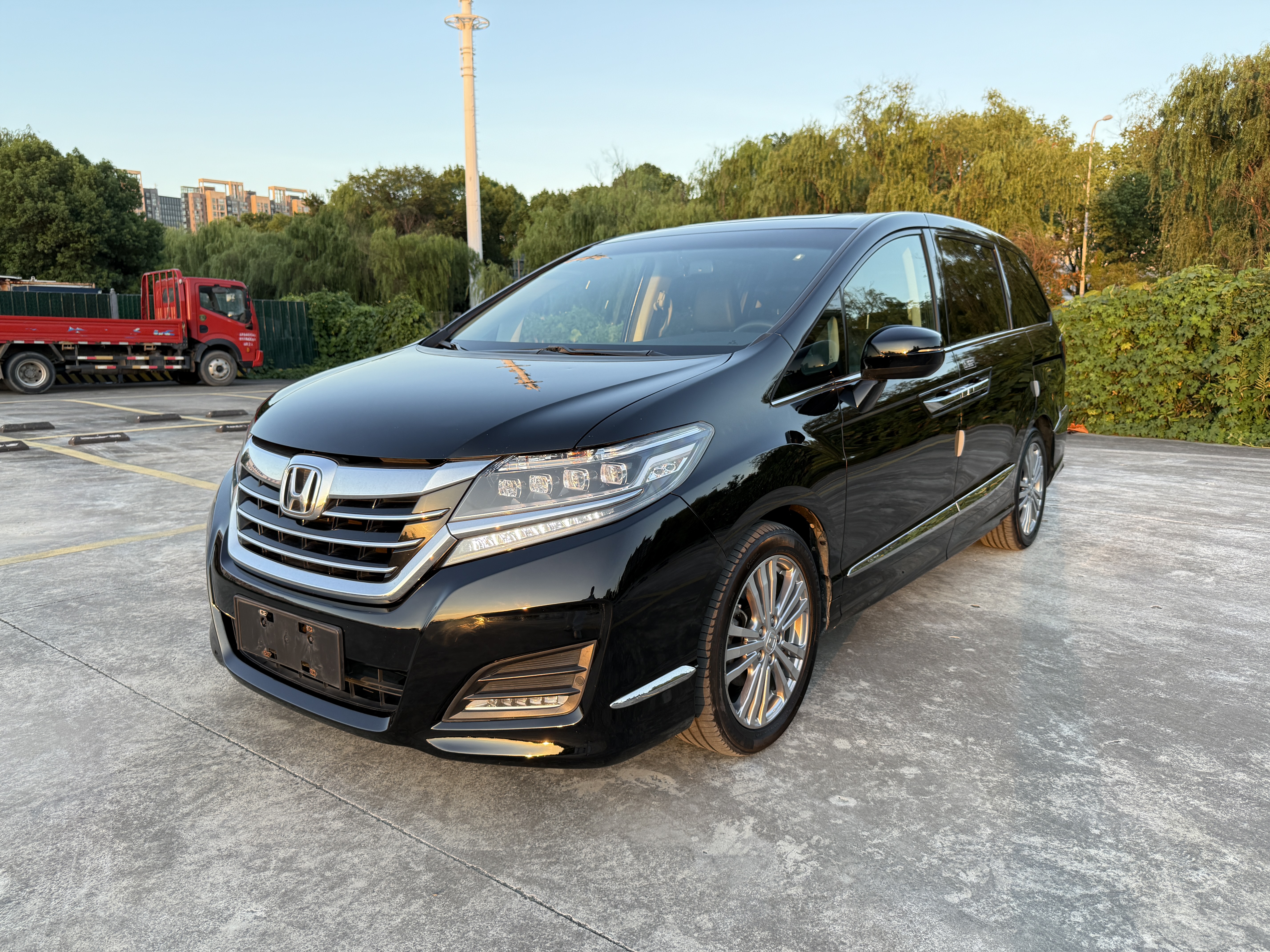 艾力绅 2016款 2.4L 豪华版 汽油 FOB宁波，最小起订量：3-4 件（一个40 英尺高柜集装箱）（可混合包装），二手车