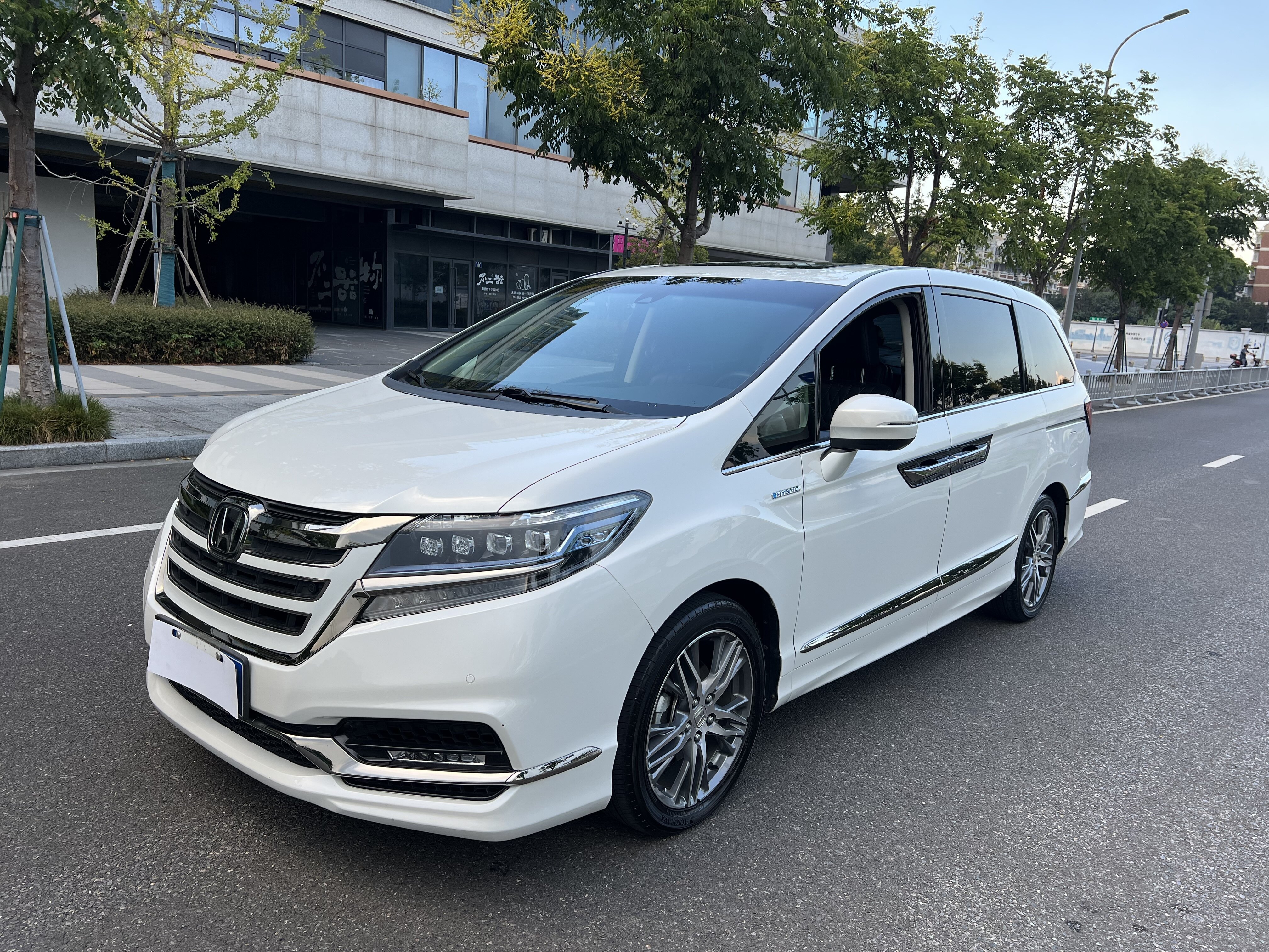 艾力绅 2019款 2.0L 混动至尊版 油电混合 FOB宁波，最小起订量：3-4 件（一个40 英尺高柜集装箱）（可混合包装），二手车