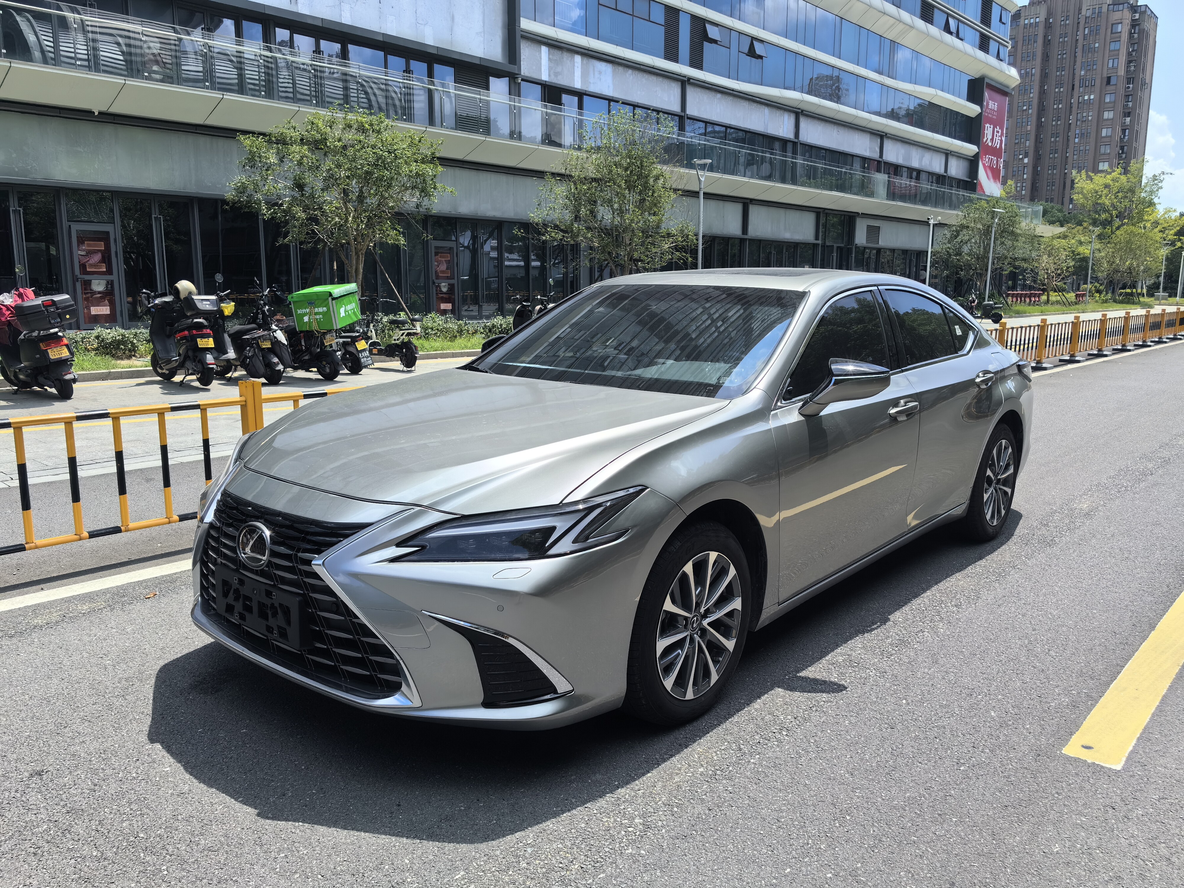 雷克萨斯ES 2025款 200臻享版 汽油 FOB宁波，最小起订量：3-4 件（一个40 英尺高柜集装箱）（可混合包装），二手车