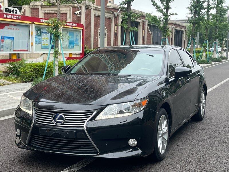 雷克萨斯ES 2013款300h 精英版 油电混合 FOB宁波，最小起订量：3-4 件（一个40 英尺高柜集装箱）（可混合包装），二手车