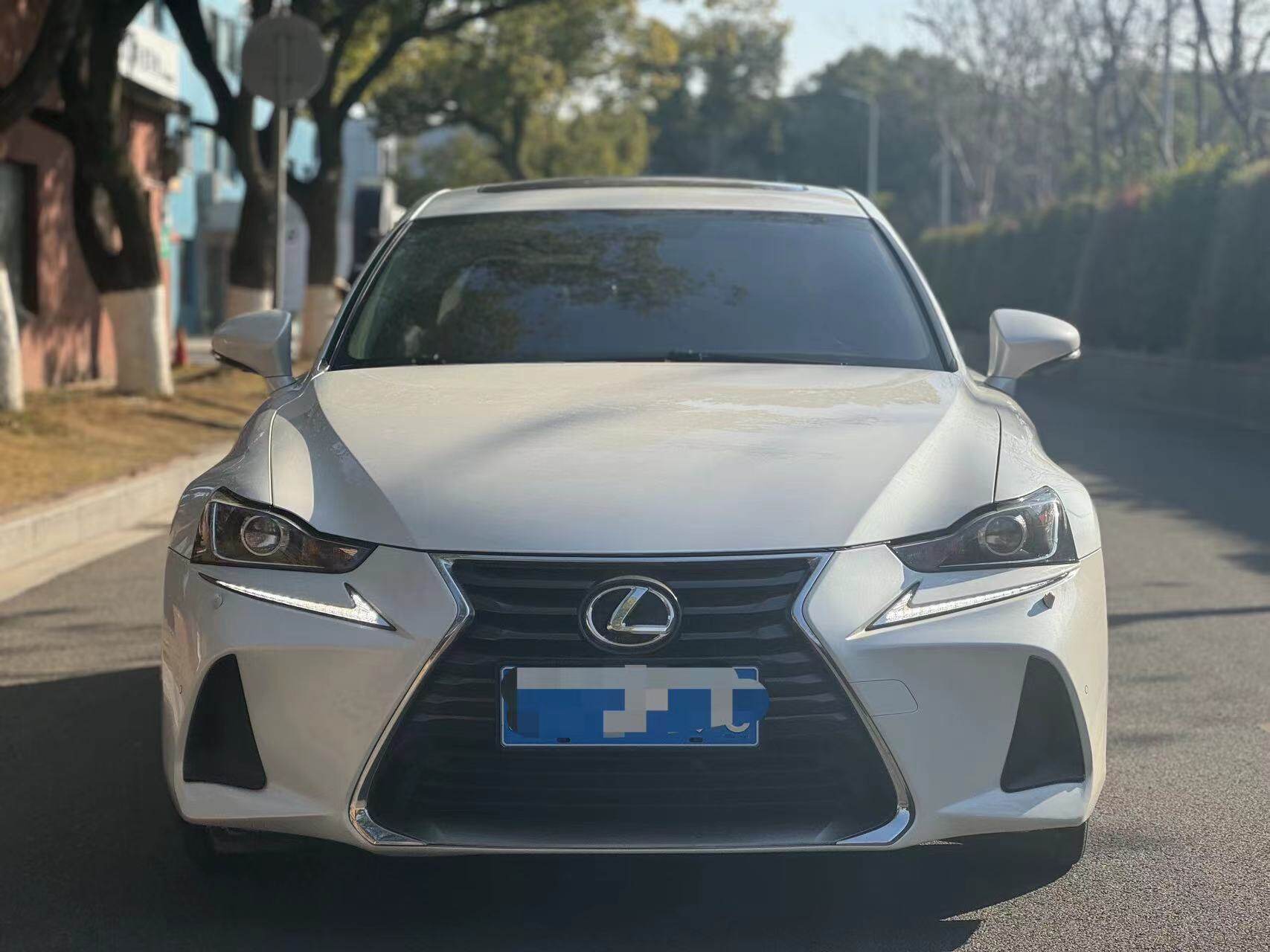 雷克萨斯IS 2017款 300领先版 汽油 FOB宁波，最小起订量：3-4 件（一个40 英尺高柜集装箱）（可混合包装），二手车