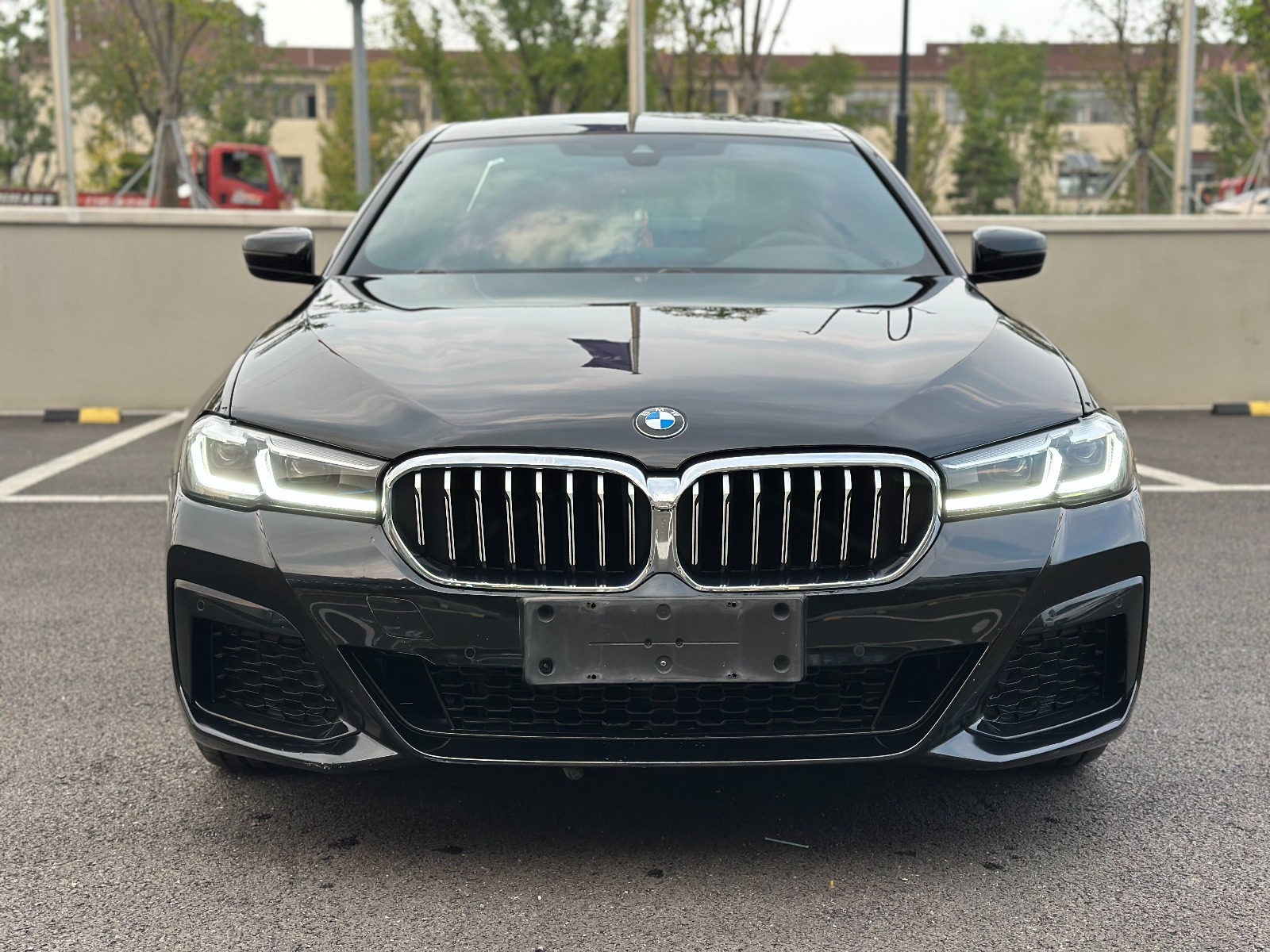 宝马5系 2022款 宝马530Li xDrive M运动套装,汽油，FOB宁波，最小起订量：3-4-件（一个40-英尺高柜集装箱）（可混合包装），二手车,表显里程：6.00万公里首次上牌时间：2022年08月