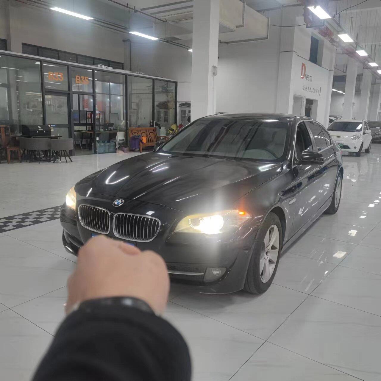 BMW 5 серии 2011 BMW 528Li роскошная модель, бензин, FOB Ningbo, минимальный объем заказа: 3-4-шт (40-футовый контейнер с высоким шкафом) (смешиваемая упаковка), подержанный автомобиль, часы показывают пробег: 7 000 километров. Первое время: декабрь 2010