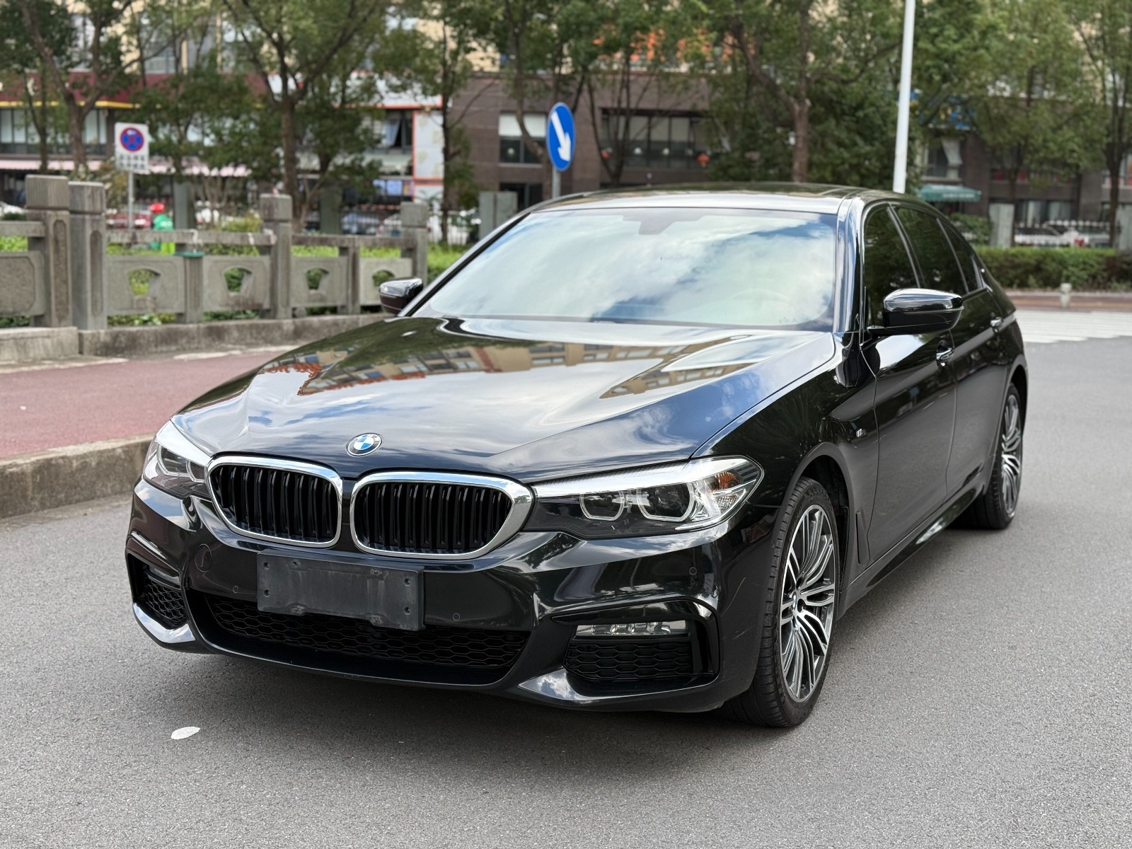 BMW 5 Series 2018 BMW 530Li XDrive M Sporting Kit, бензин, FOB Ningbo, минимальный объем заказа: 3-4 шт (один 40-футовый контейнер с высоким шкафом) (смешиваемая упаковка), подержанный автомобиль, часы показывают пробег: 8 миллионов километров.