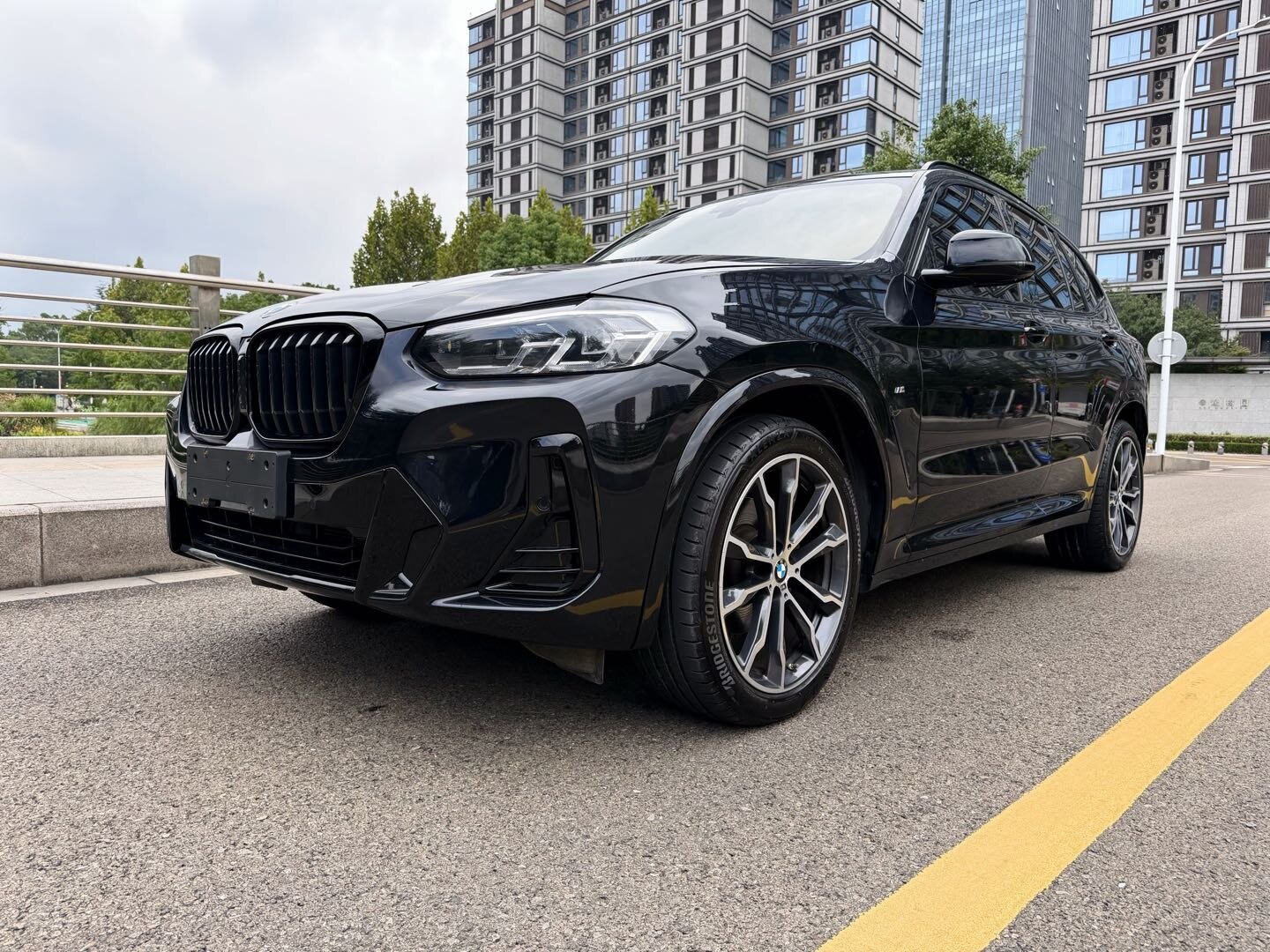 宝马X3 2022款 宝马X3 改款 xDrive30i 领先型 M曜夜套装,汽油，FOB宁波，最小起订量：3-4-件（一个40-英尺高柜集装箱）（可混合包装），二手车，表显里程：5.00万公里首次上牌时间：2021年11月