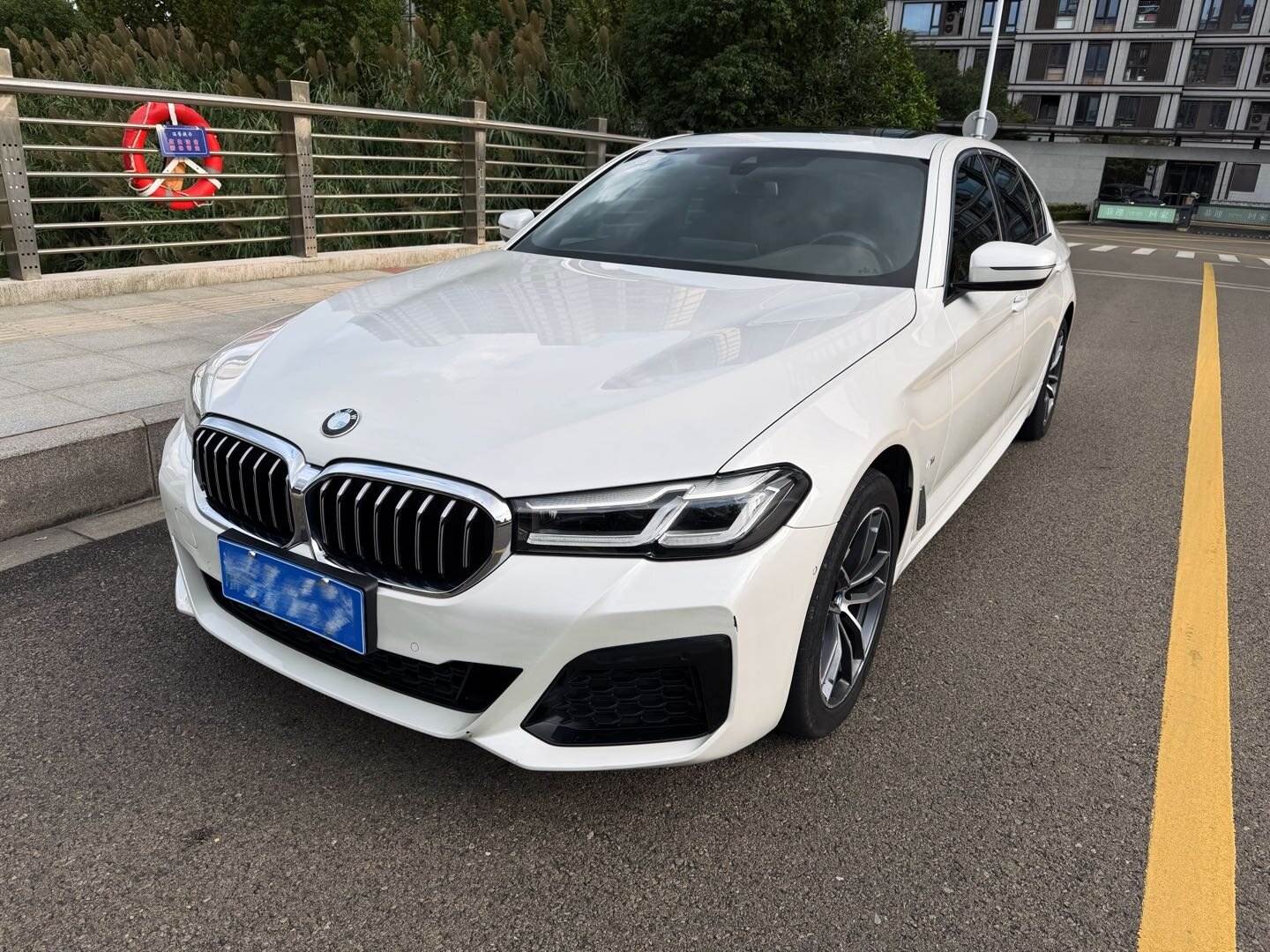 宝马5系 2022款 宝马525Li 改款 M运动套装,汽油，FOB宁波，最小起订量：3-4-件（一个40-英尺高柜集装箱）（可混合包装），二手车，表显里程：7.00万公里首次上牌时间：2022年01月