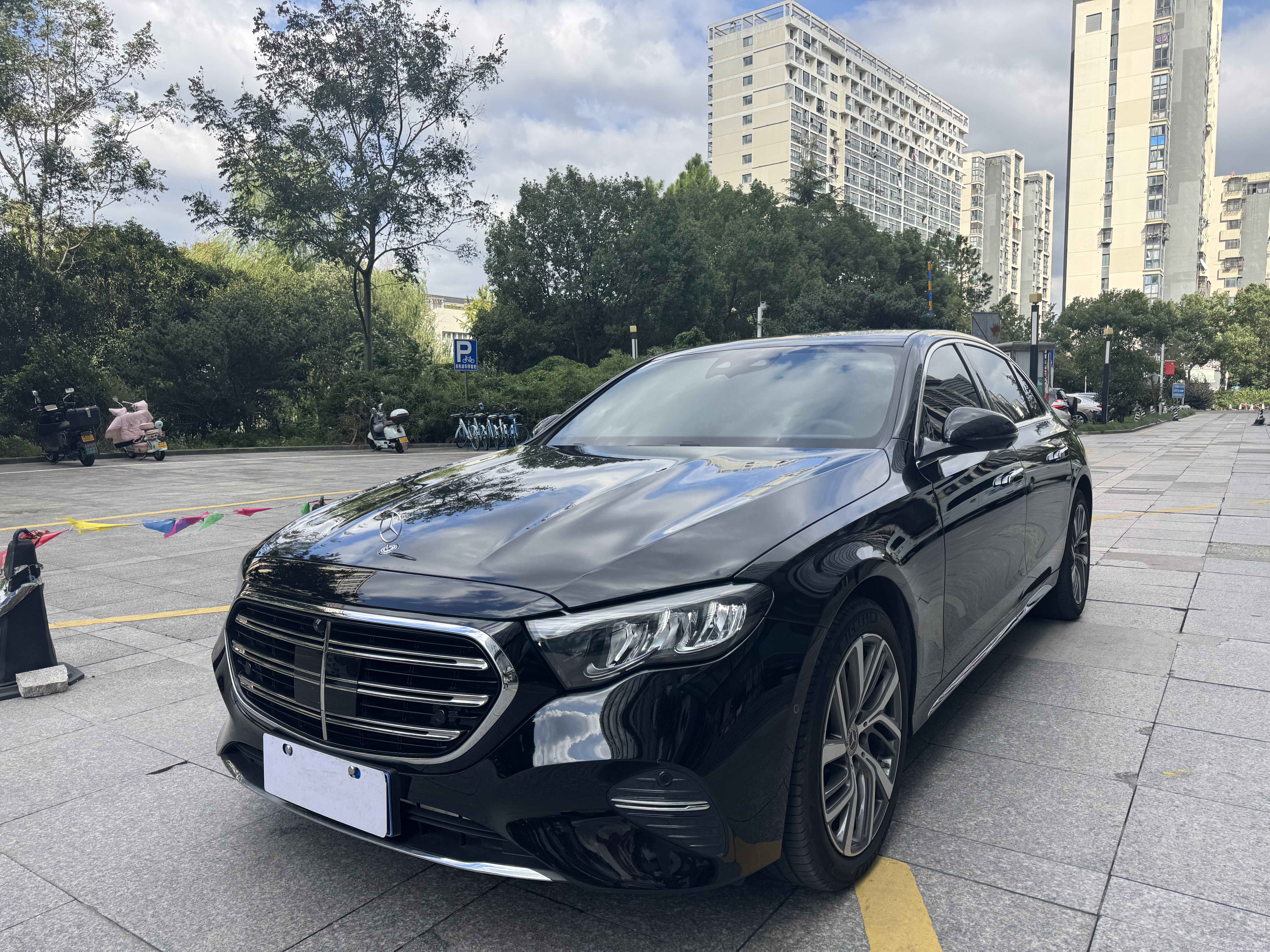 奔驰E级 2025款 改款 E300L时尚型 汽油+48V轻混系统 FOB宁波，最小起订量：3-4 件（一个40 英尺高柜集装箱）（可混合包装），二手车